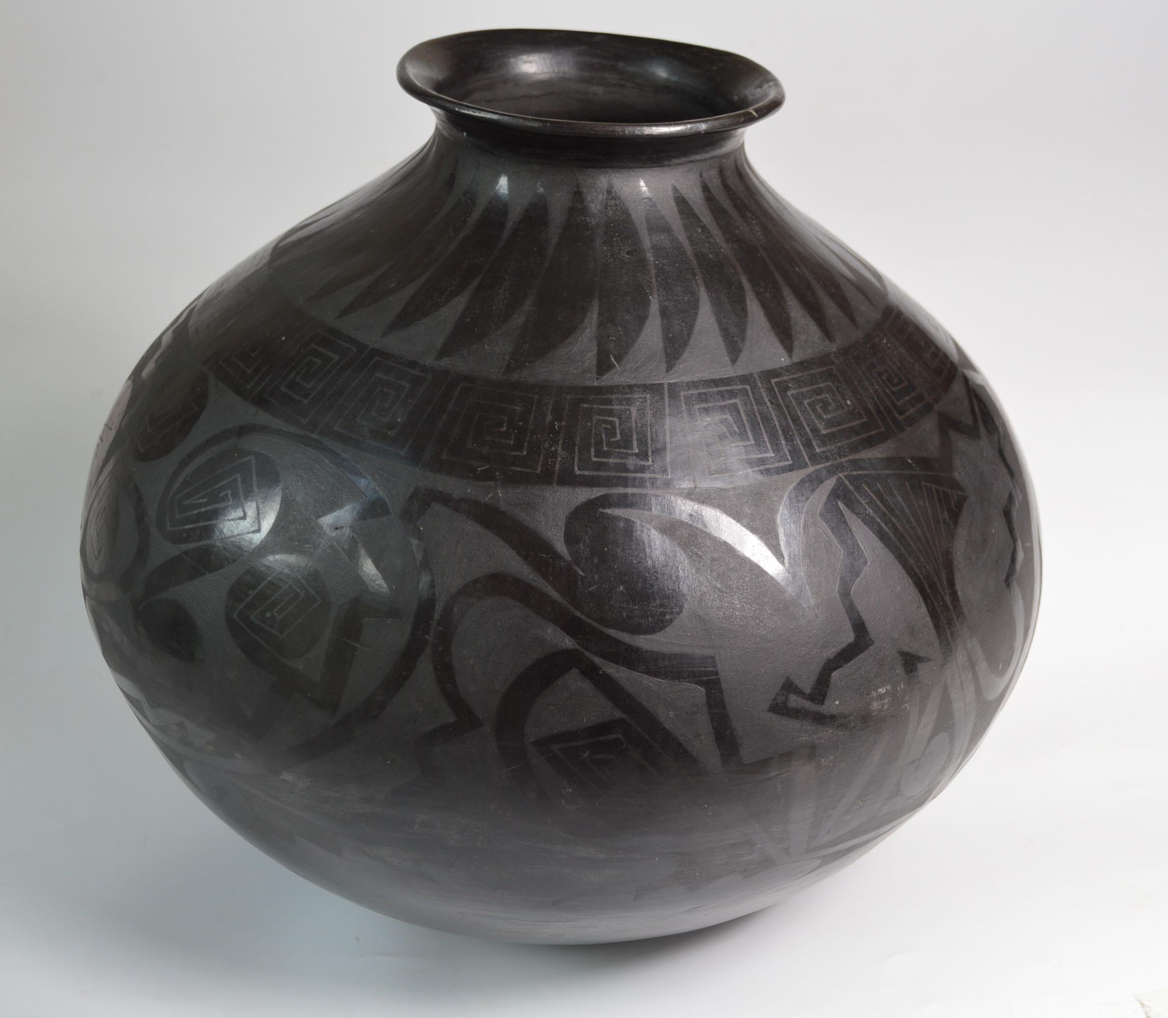 Stunning huge Mata Ortiz Blackware pottery vase by the artist
Gloria Hernandea 

A superb black on black pottery vase with eye dazzling design makes a great piece for interior design or collector’s item

Signed Gloria Hdez

Measures: Height