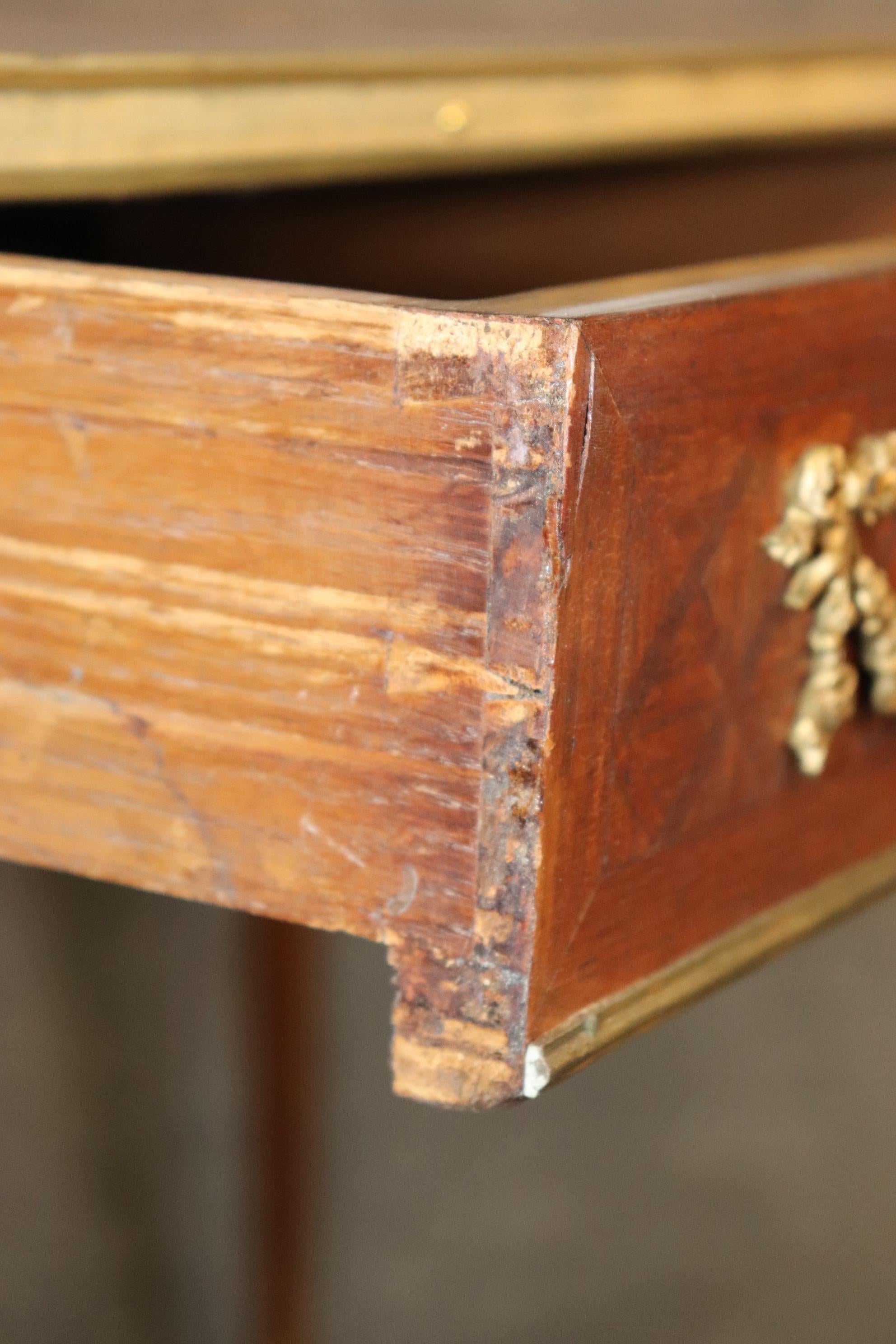 Atemberaubender französischer Schreibtisch mit Intarsien aus Mahagoni und Intarsien aus Bronze, Directoire  im Angebot 5