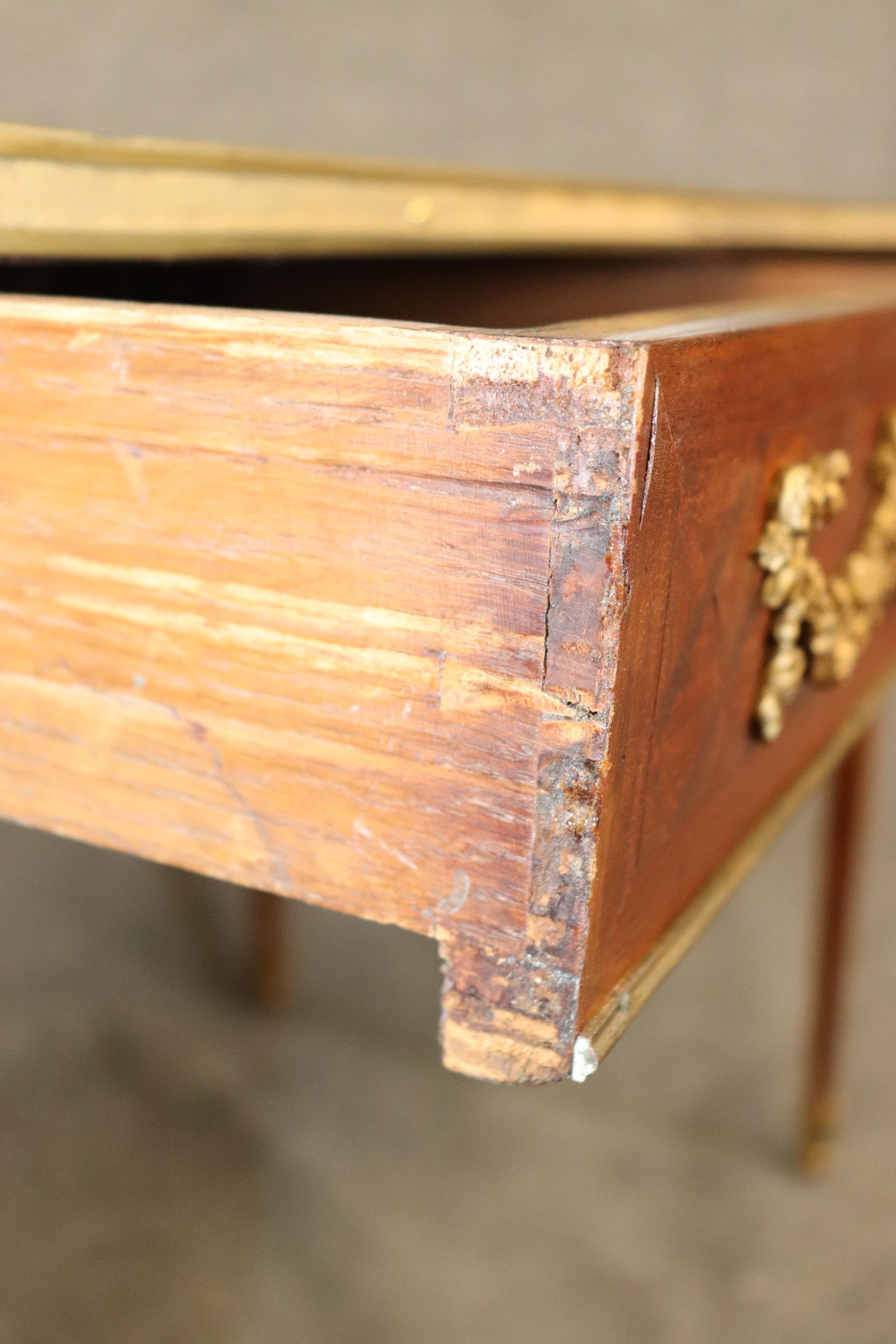 Atemberaubender französischer Schreibtisch mit Intarsien aus Mahagoni und Intarsien aus Bronze, Directoire  im Angebot 4