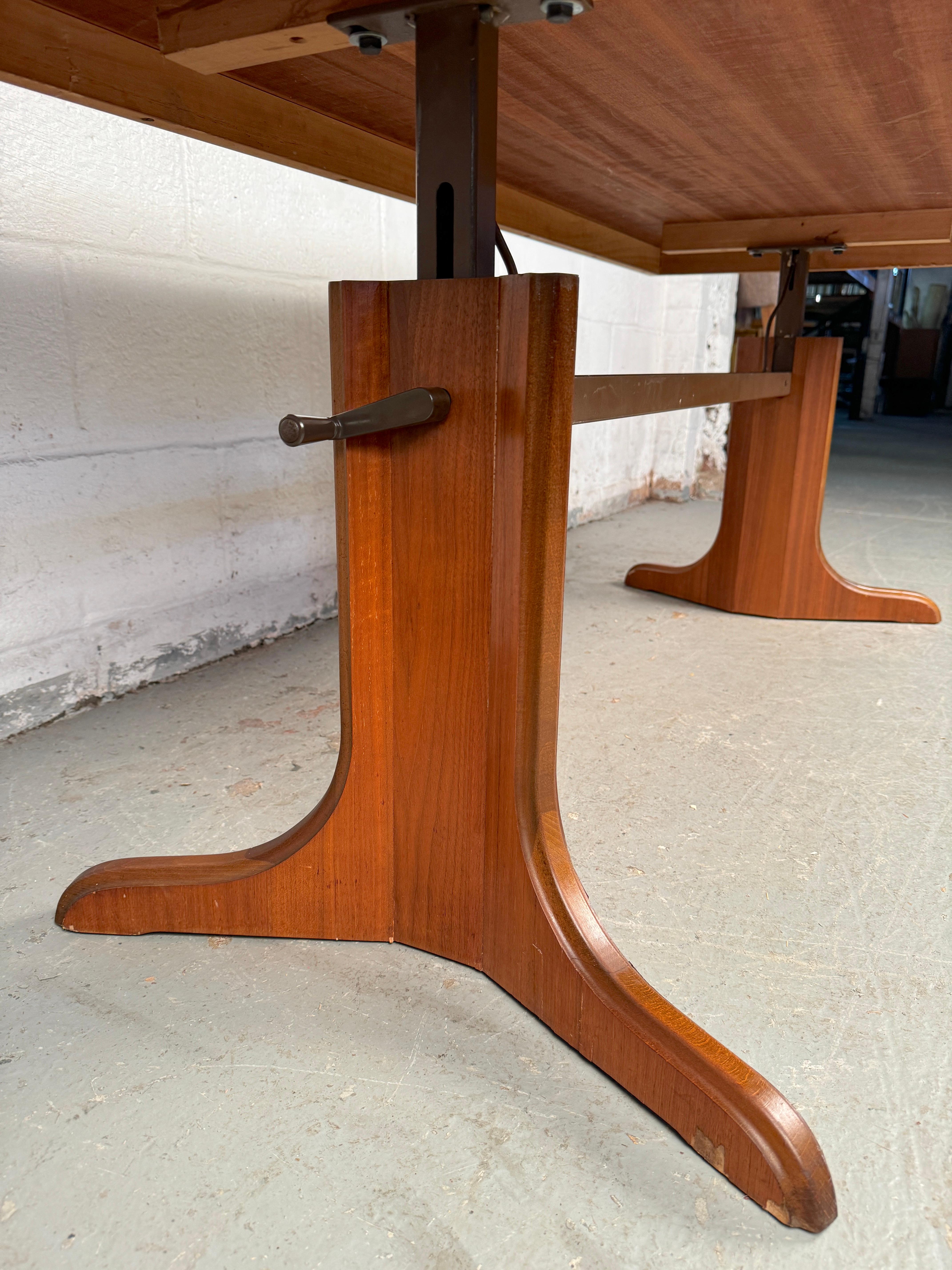 Superbe table basse du milieu du siècle en teck incrusté et loupe réglable en vente 4