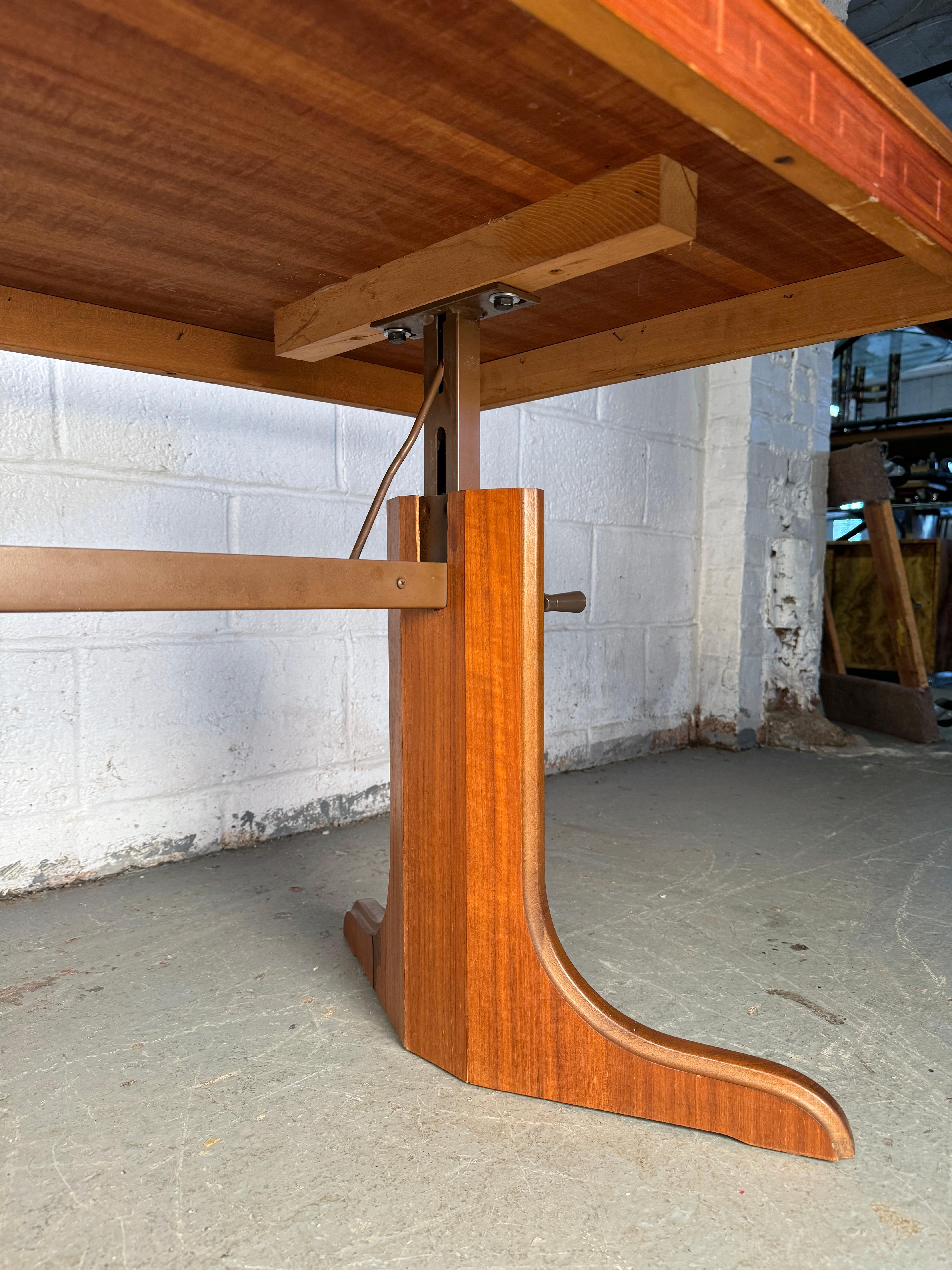 Superbe table basse du milieu du siècle en teck incrusté et loupe réglable en vente 5