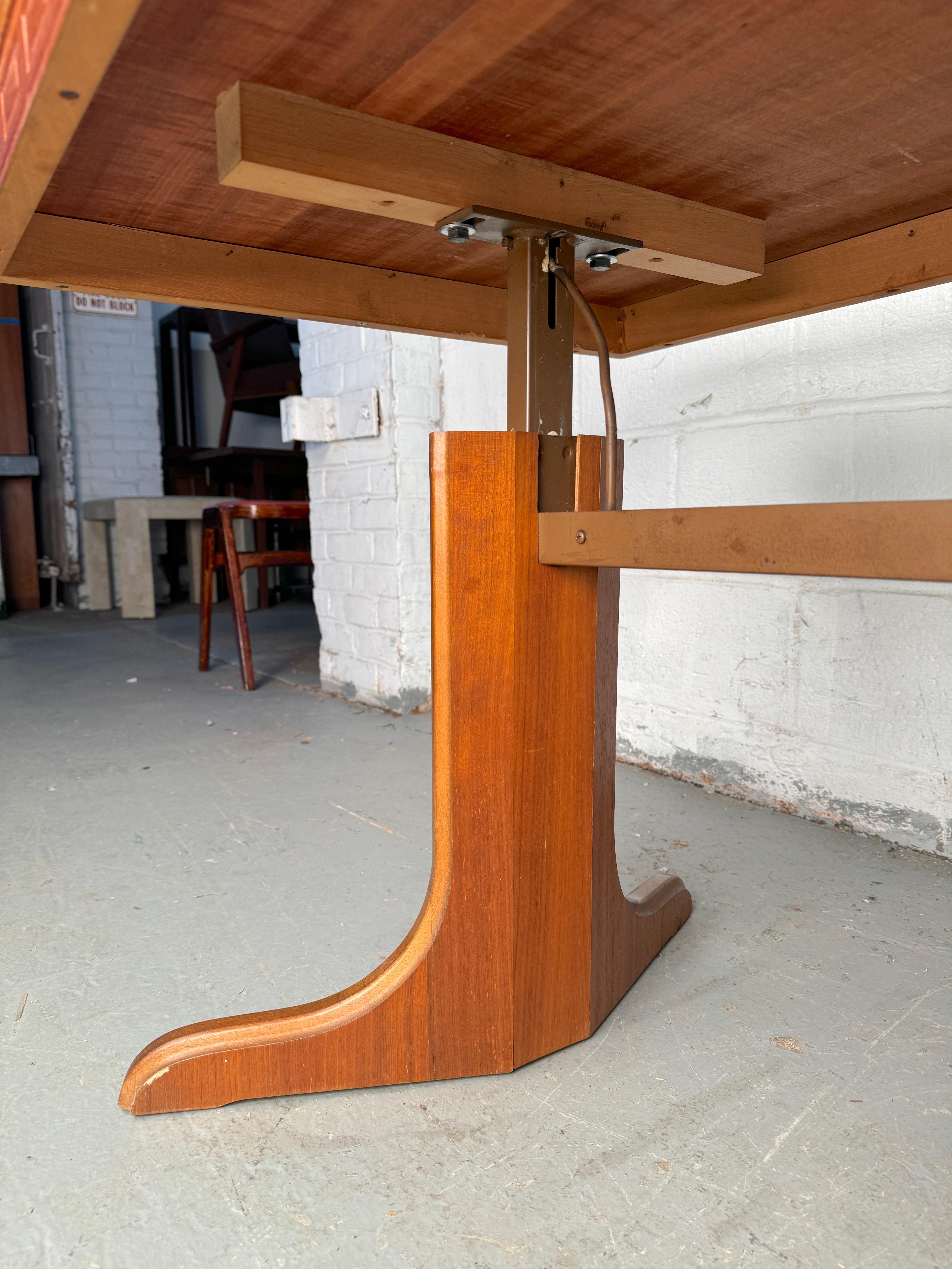 Superbe table basse du milieu du siècle en teck incrusté et loupe réglable en vente 6