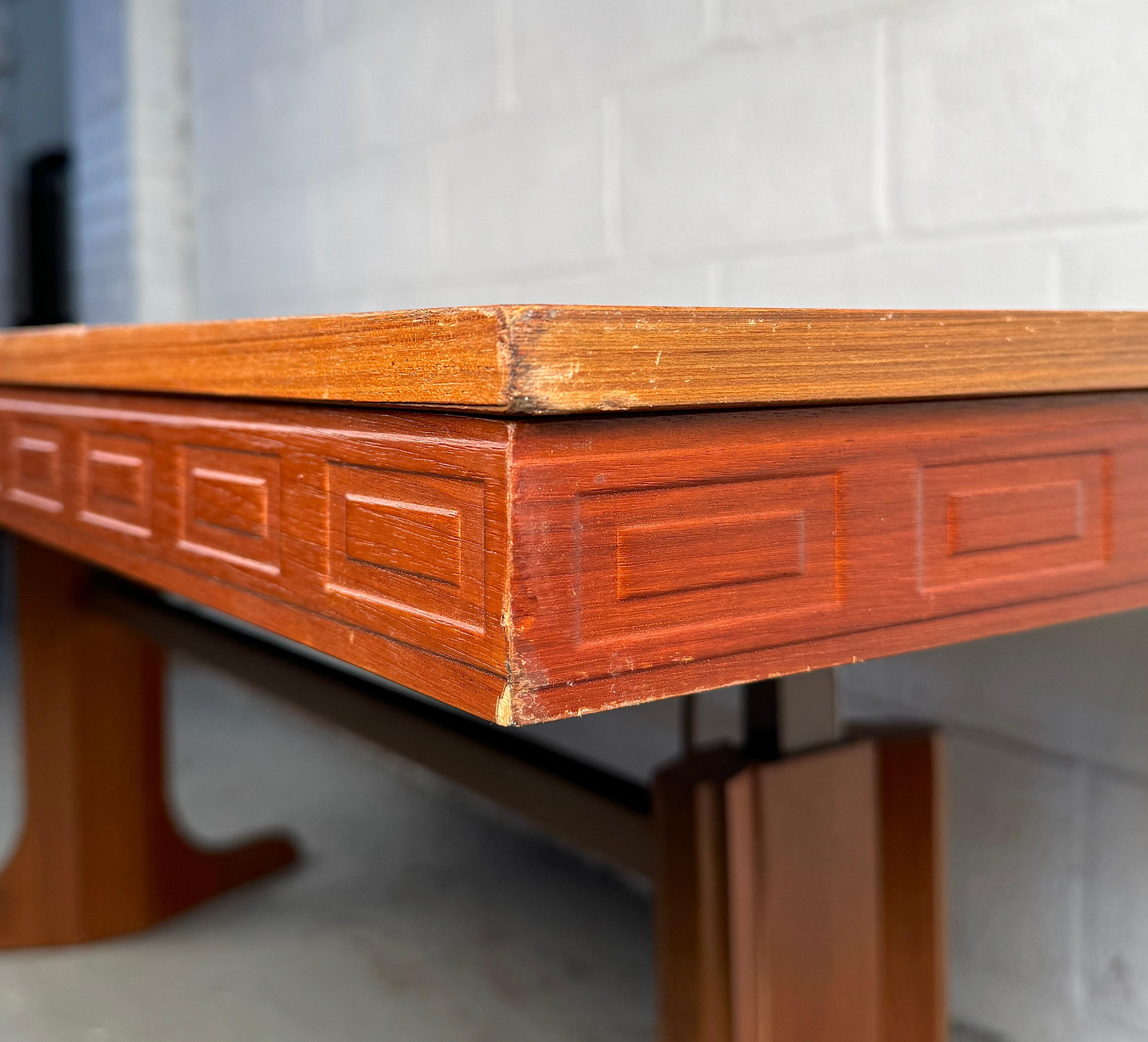 Superbe table basse du milieu du siècle en teck incrusté et loupe réglable en vente 7