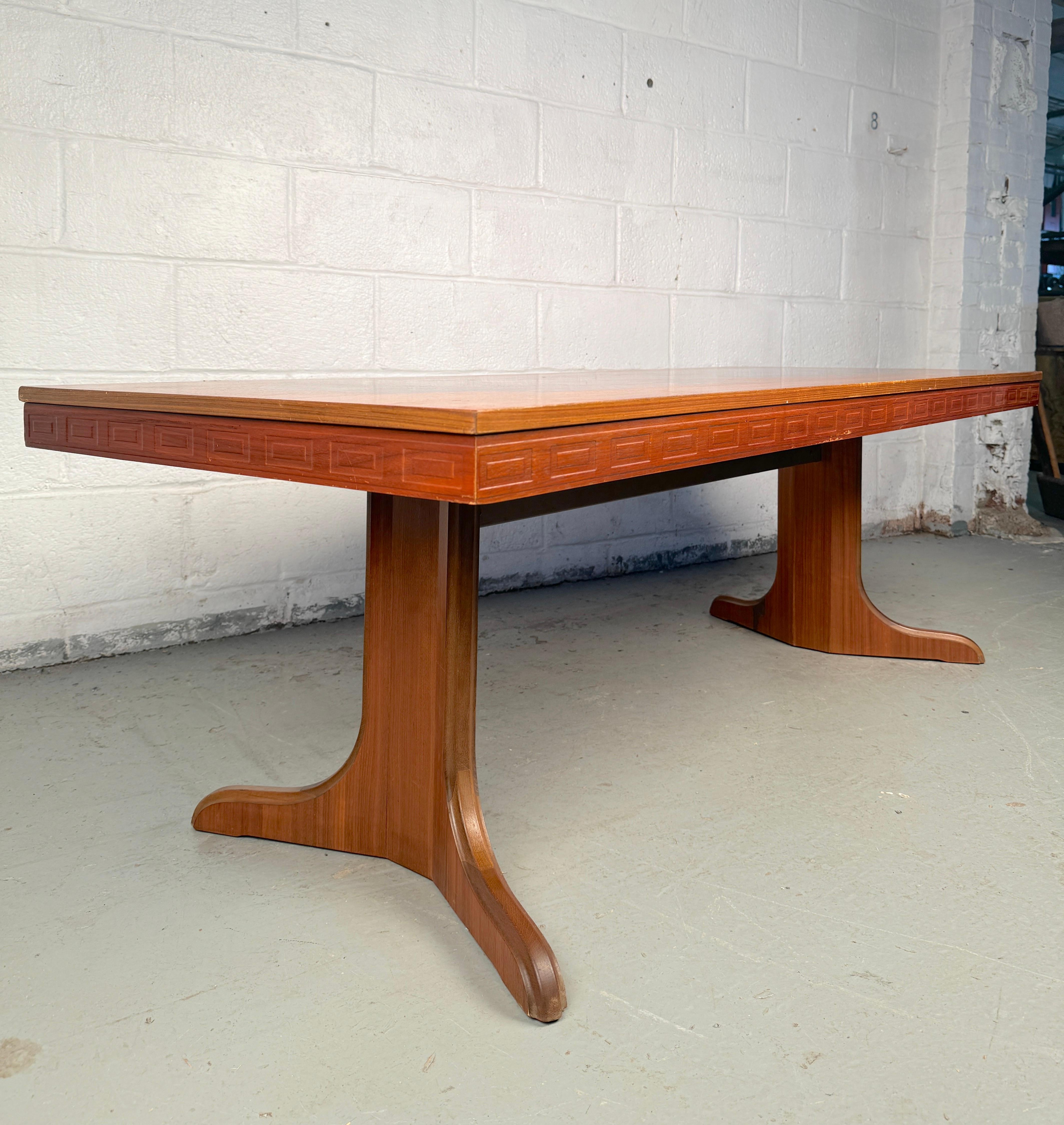 Superbe table basse du milieu du siècle en teck incrusté et loupe réglable en vente 8