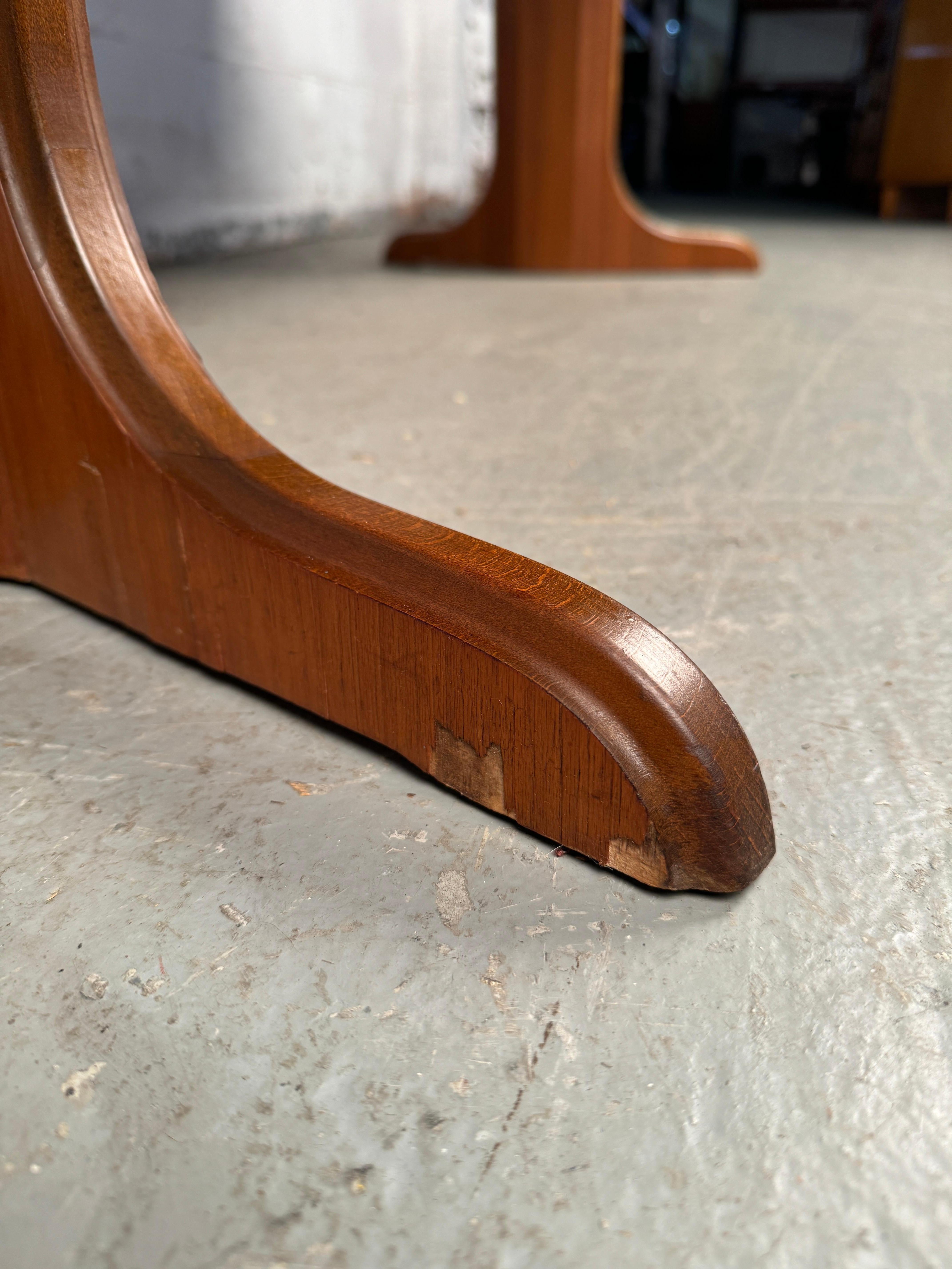Superbe table basse du milieu du siècle en teck incrusté et loupe réglable en vente 9