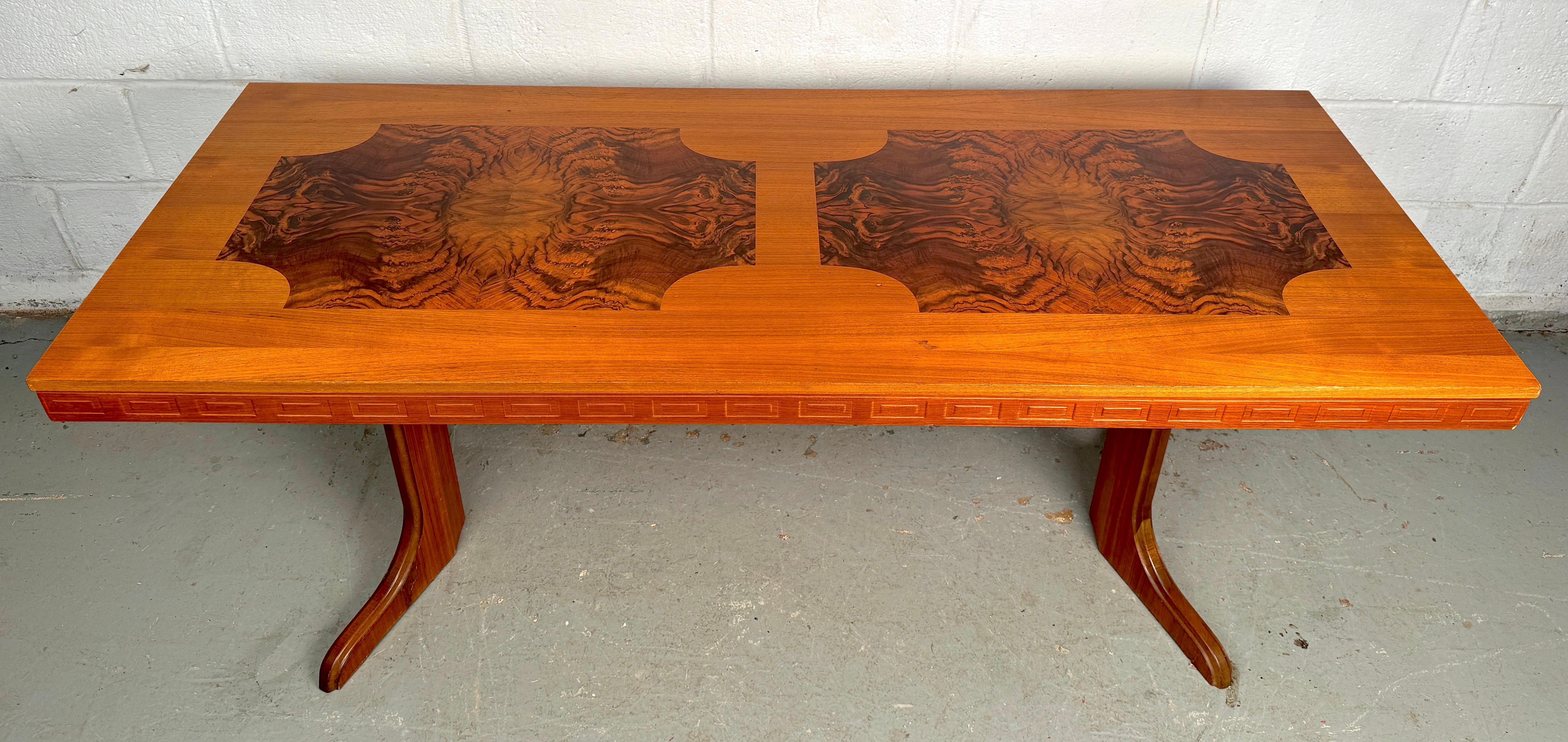Nous vous présentons une superbe table basse du milieu du siècle en teck et loupe incrustés, un véritable exemple de design et de polyvalence. Doté d'un magnifique plateau réglable en teck incrusté de ronce, ce meuble présente la beauté naturelle