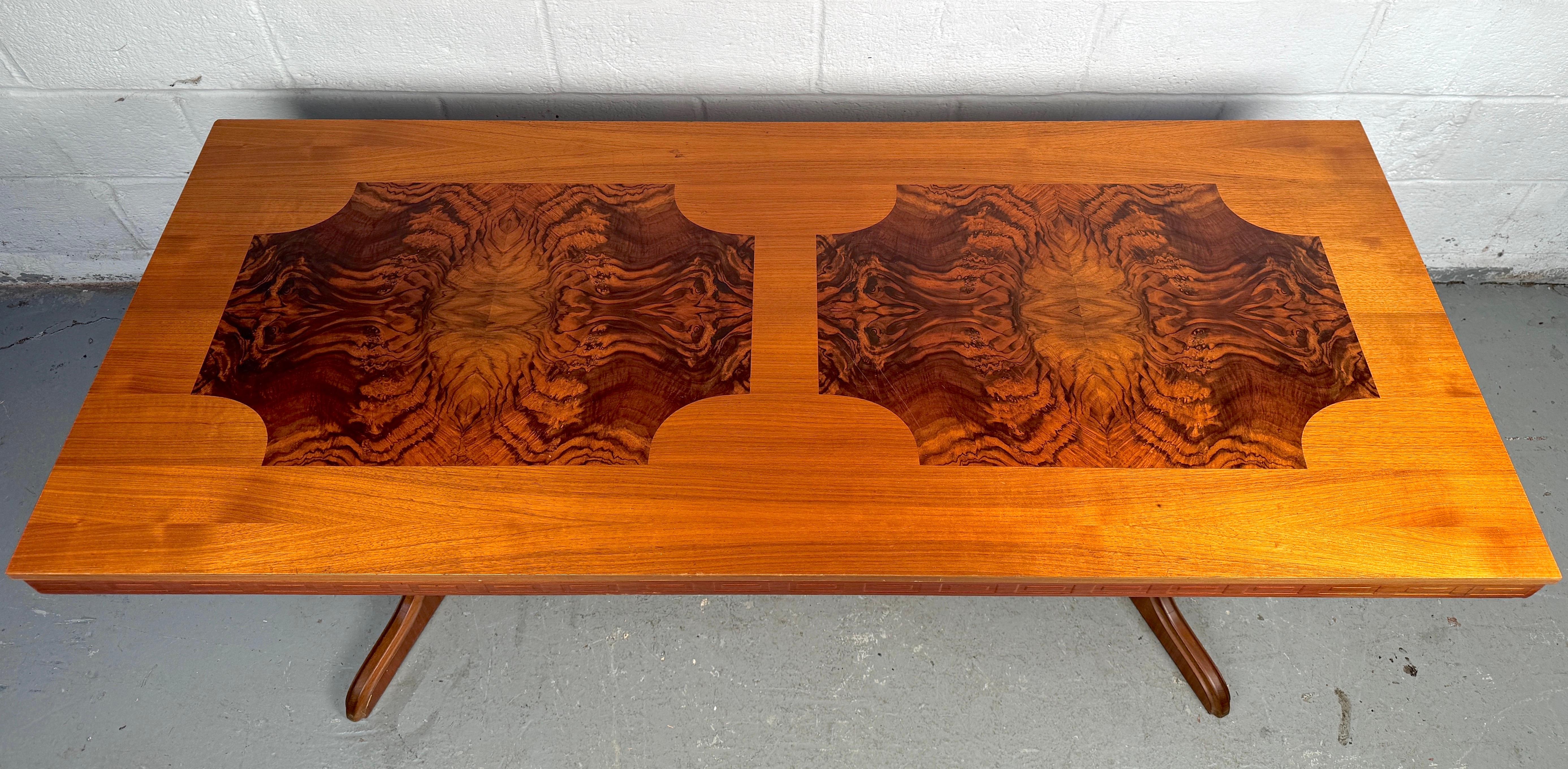 Mid-Century Modern Superbe table basse du milieu du siècle en teck incrusté et loupe réglable en vente