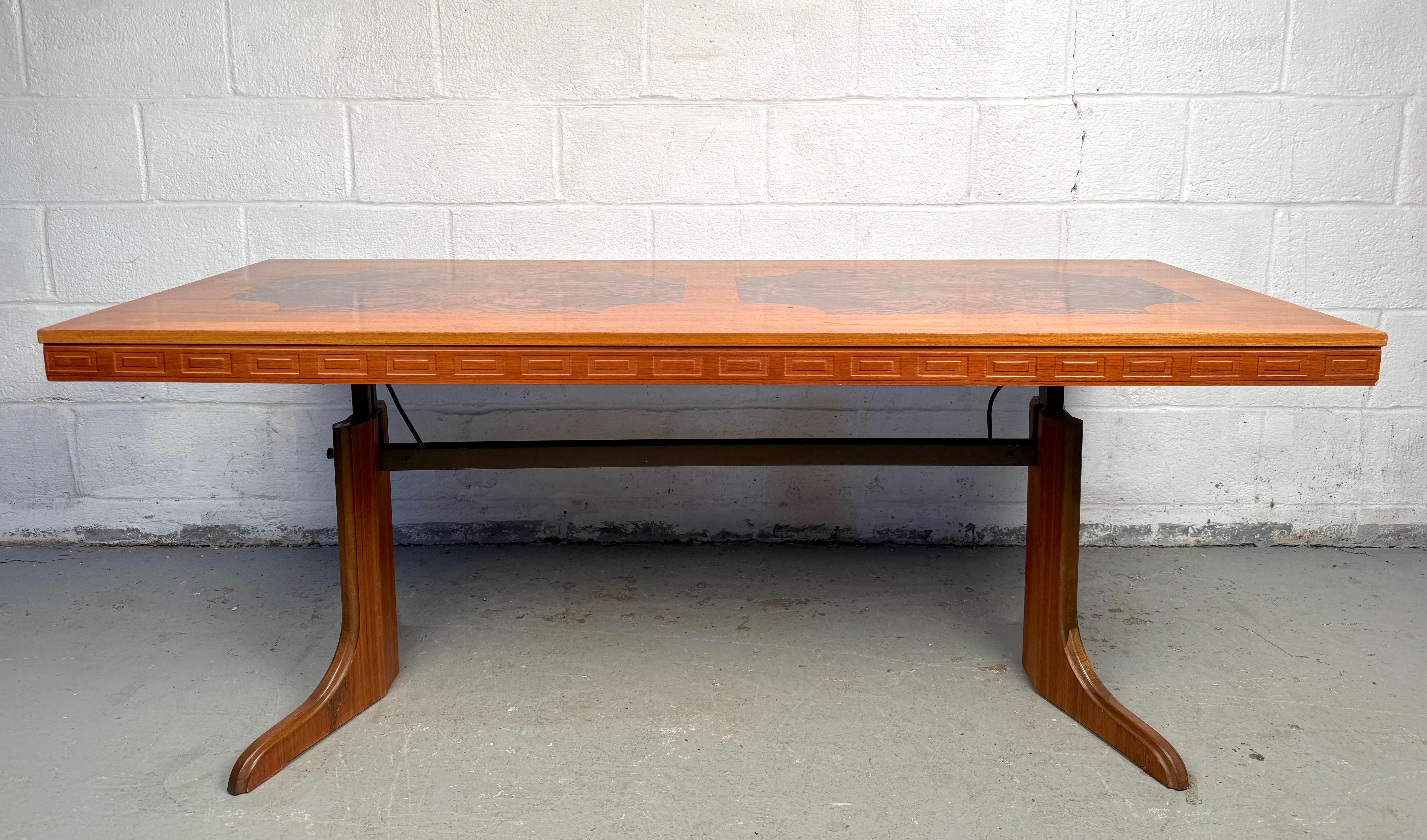 Superbe table basse du milieu du siècle en teck incrusté et loupe réglable Bon état - En vente à Brooklyn, NY