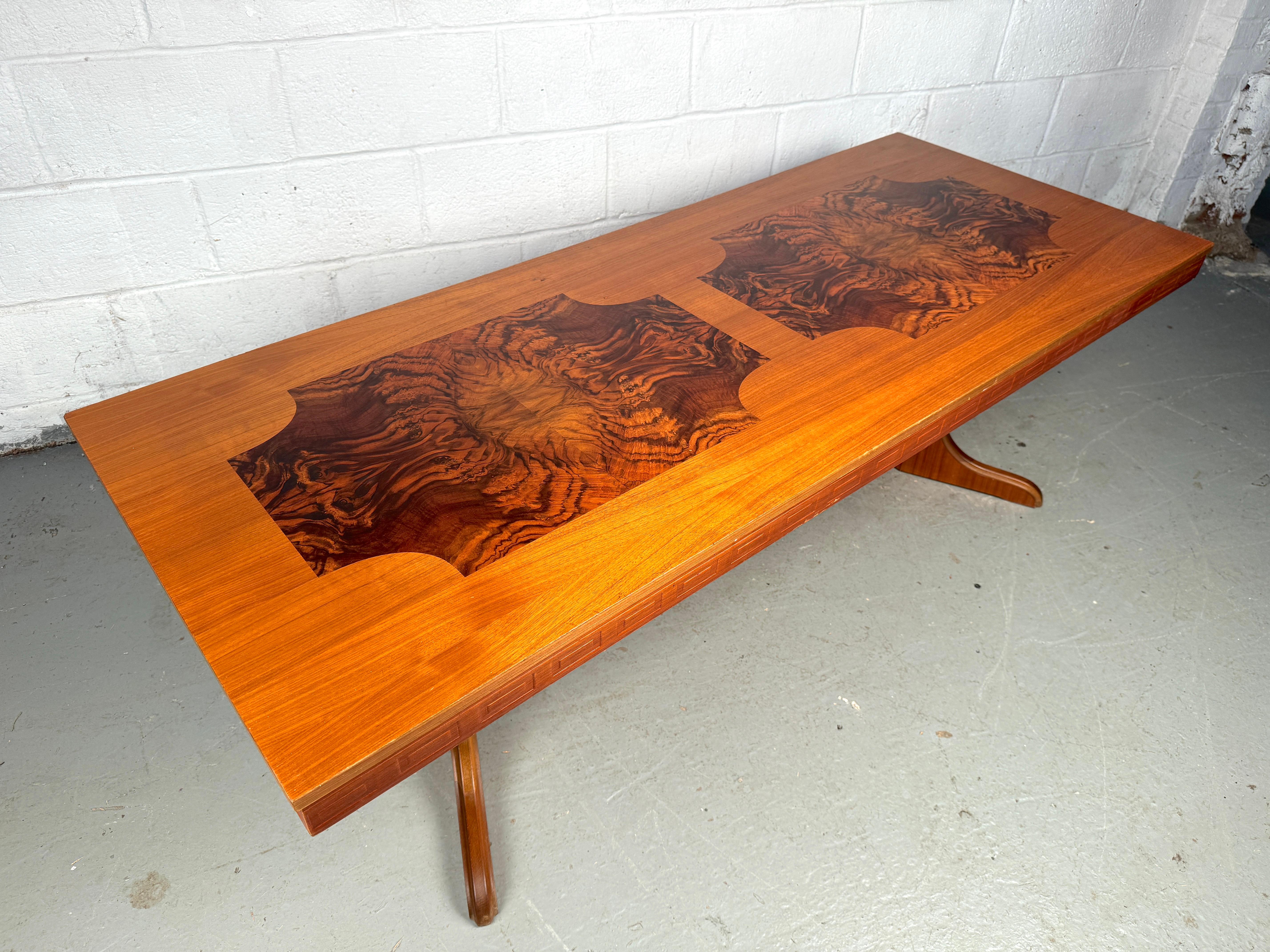20ième siècle Superbe table basse du milieu du siècle en teck incrusté et loupe réglable en vente