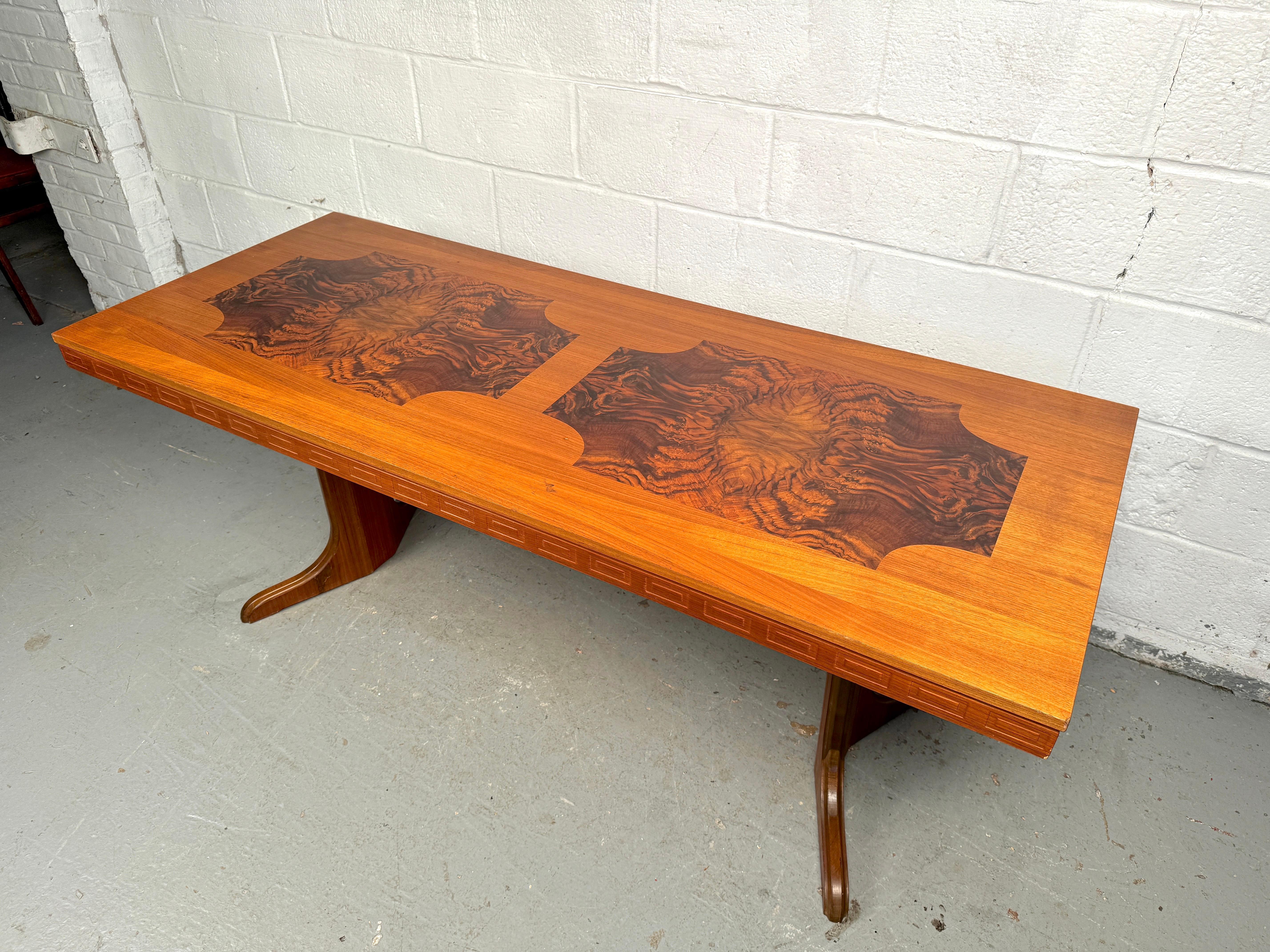 Bois Superbe table basse du milieu du siècle en teck incrusté et loupe réglable en vente