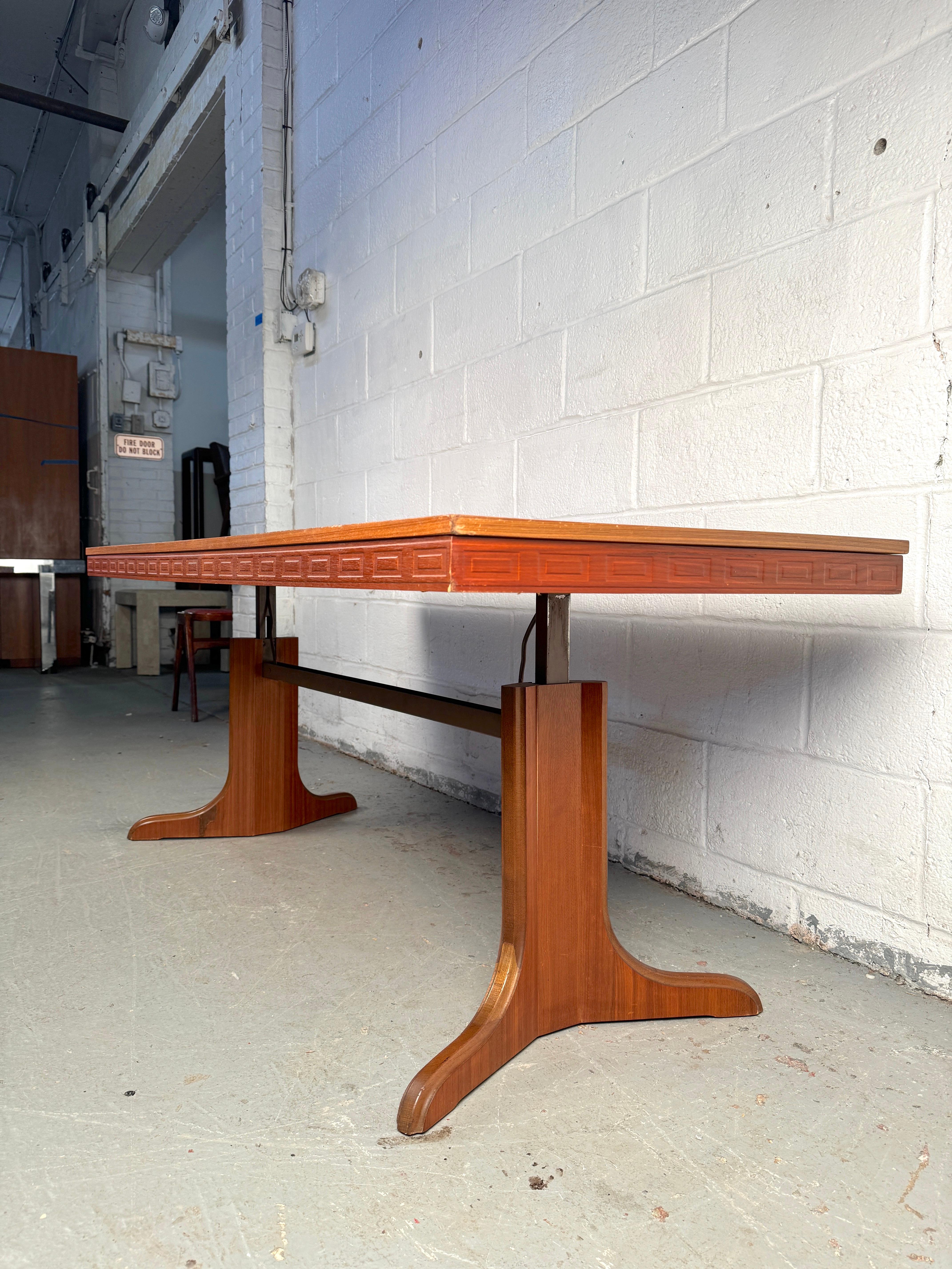 Superbe table basse du milieu du siècle en teck incrusté et loupe réglable en vente 1