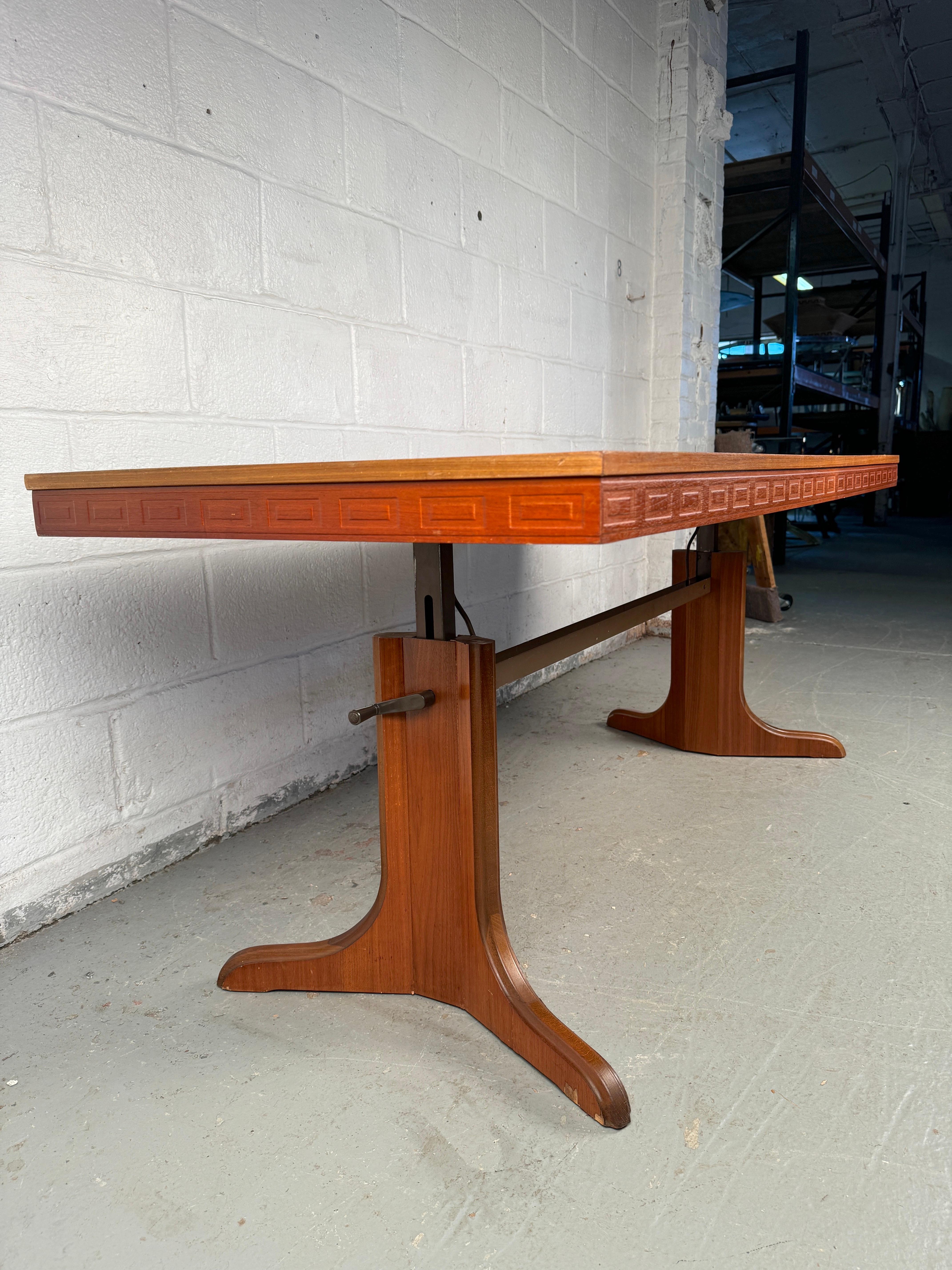 Superbe table basse du milieu du siècle en teck incrusté et loupe réglable en vente 2