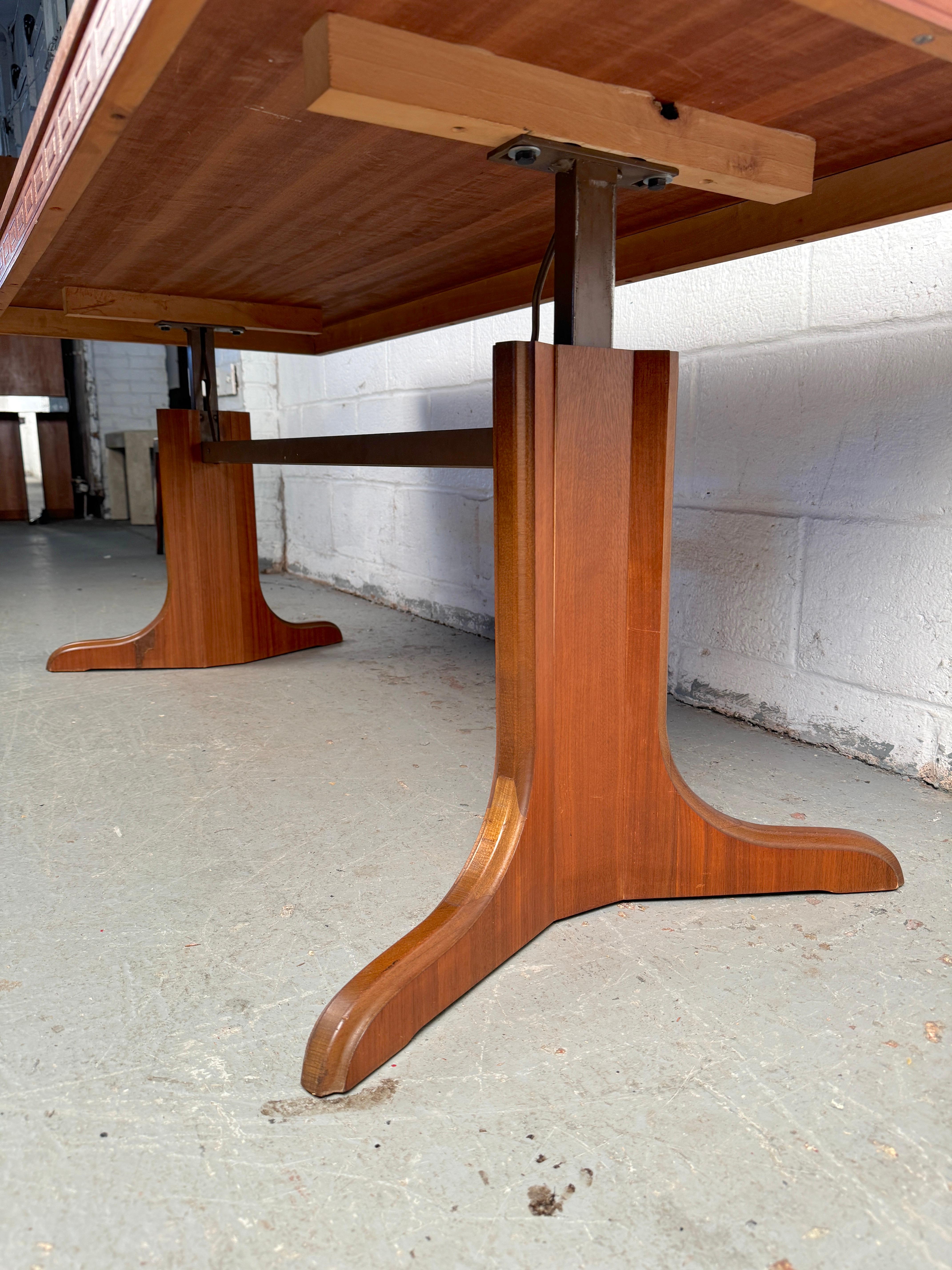 Superbe table basse du milieu du siècle en teck incrusté et loupe réglable en vente 3
