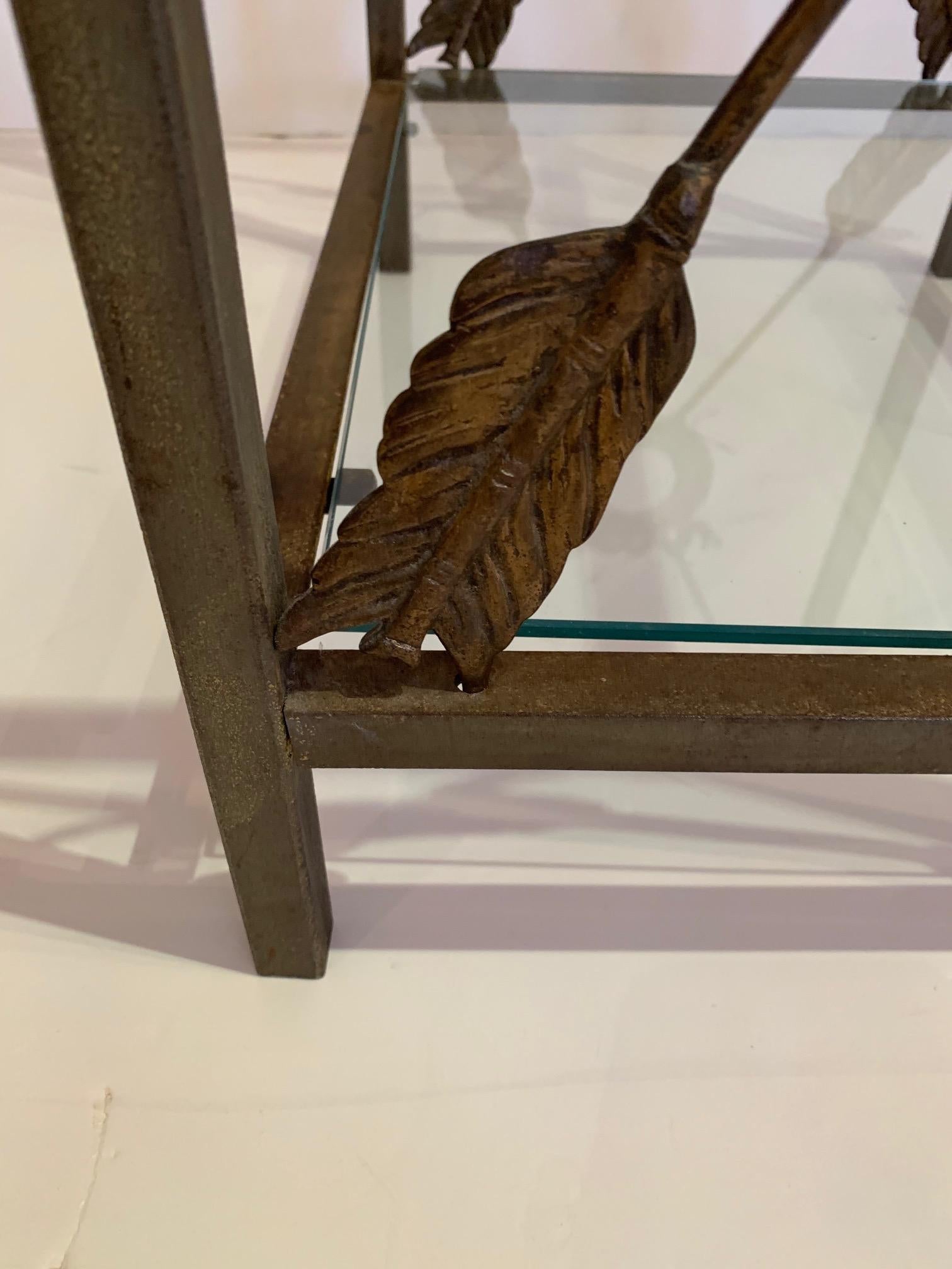 Superbe table d'appoint en fer et verre de style néoclassique avec motif de flèche en vente 6