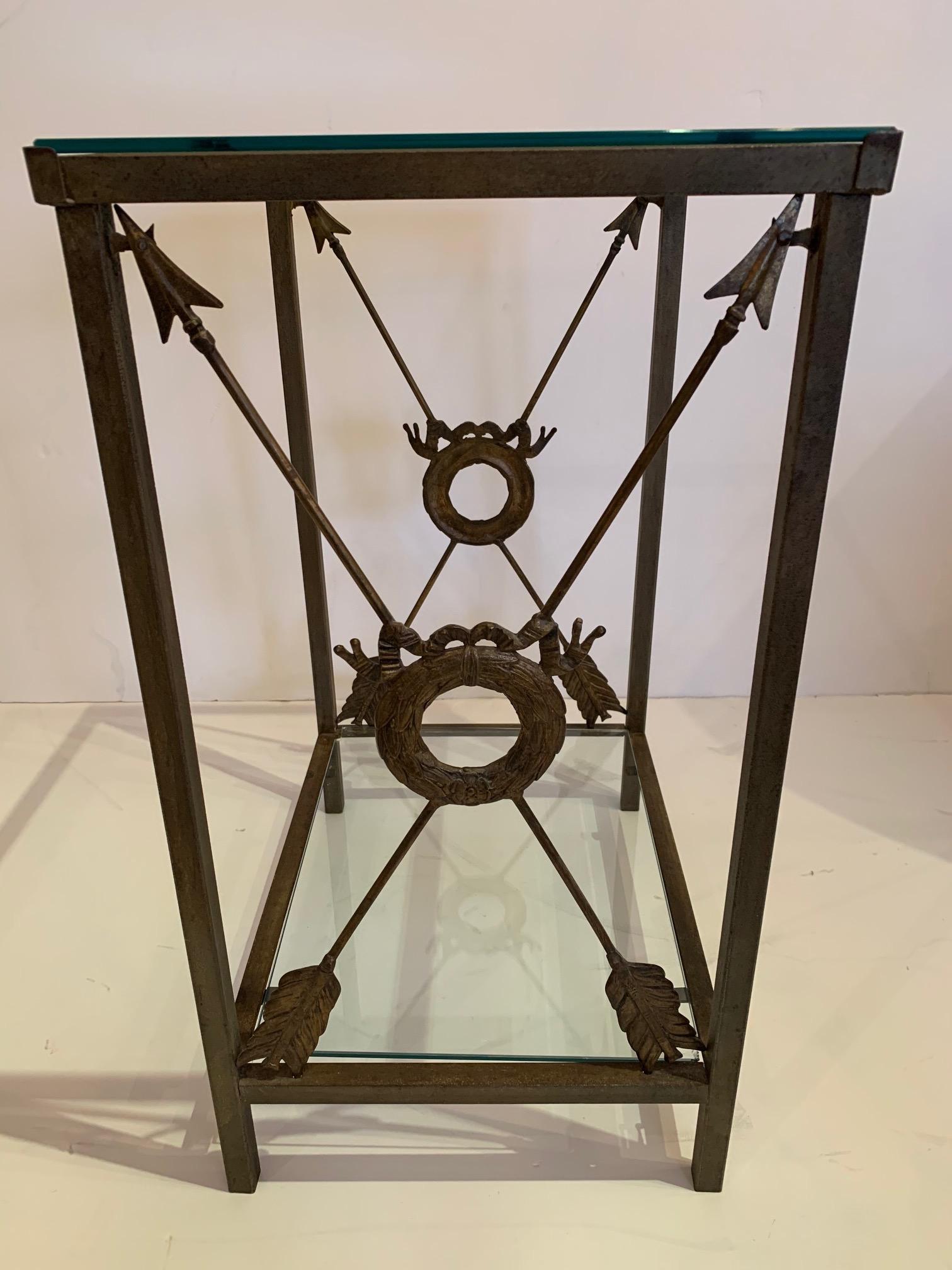 Américain Superbe table d'appoint en fer et verre de style néoclassique avec motif de flèche en vente