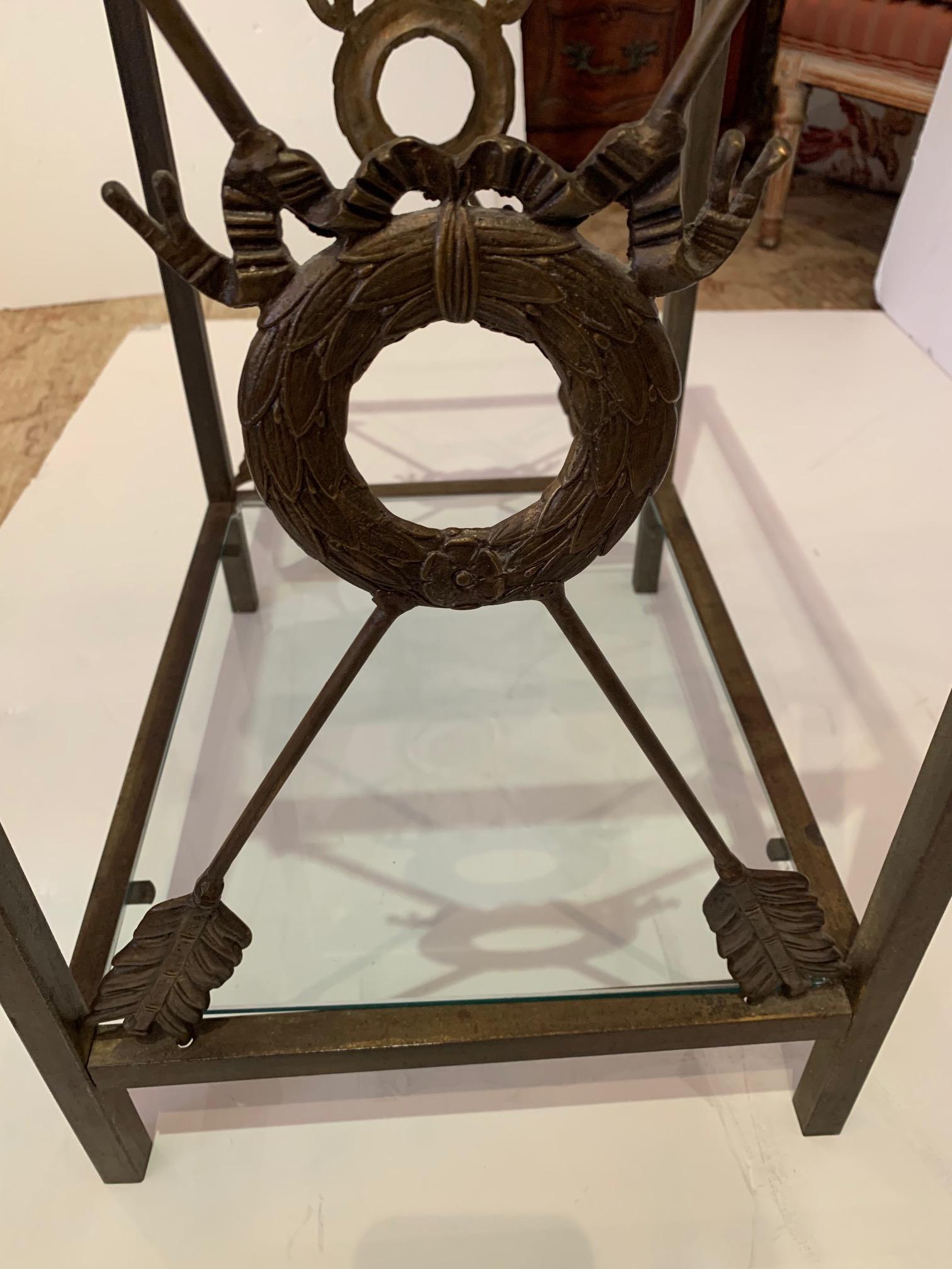 Superbe table d'appoint en fer et verre de style néoclassique avec motif de flèche Excellent état - En vente à Hopewell, NJ