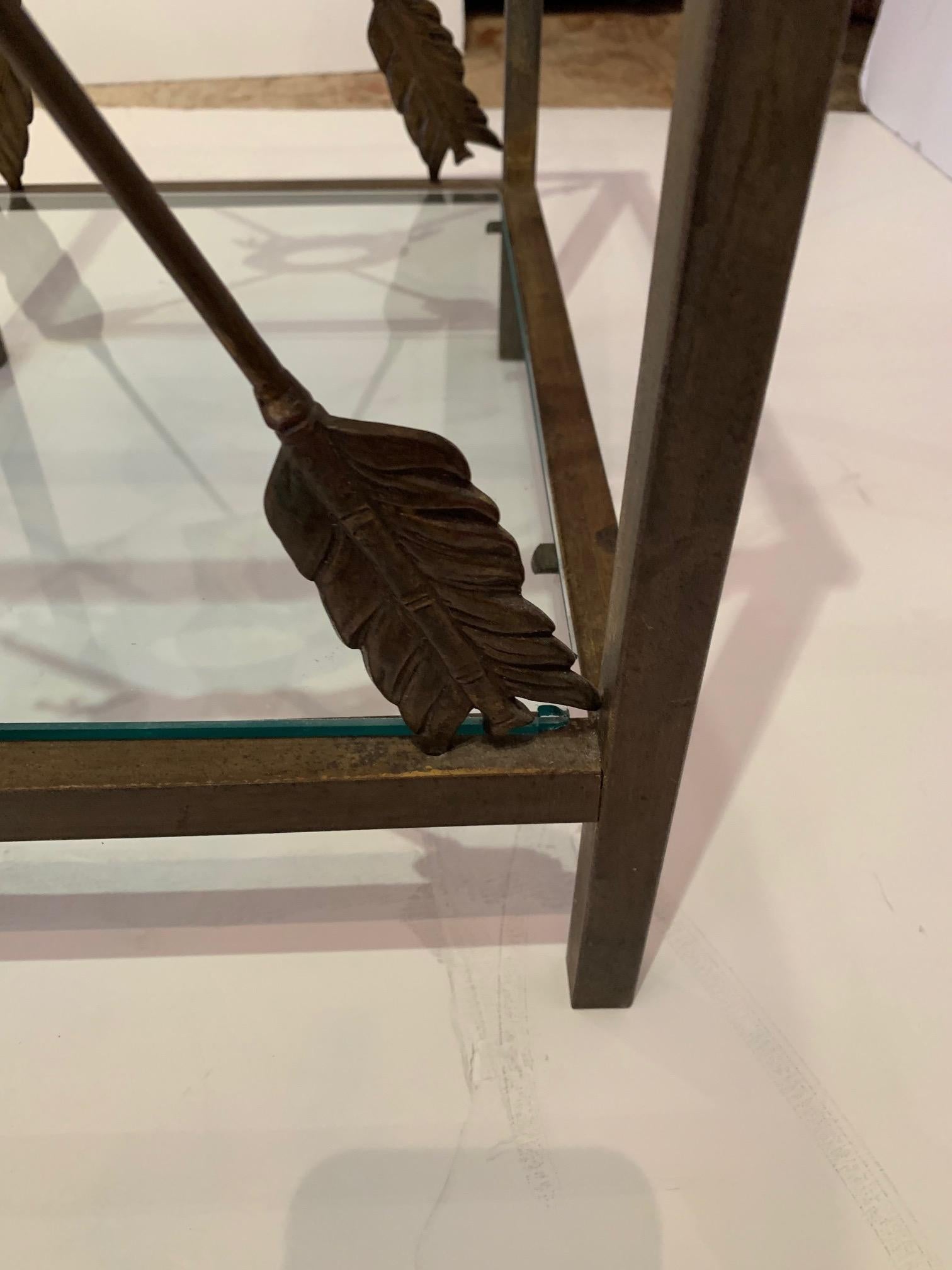 Milieu du XXe siècle Superbe table d'appoint en fer et verre de style néoclassique avec motif de flèche en vente