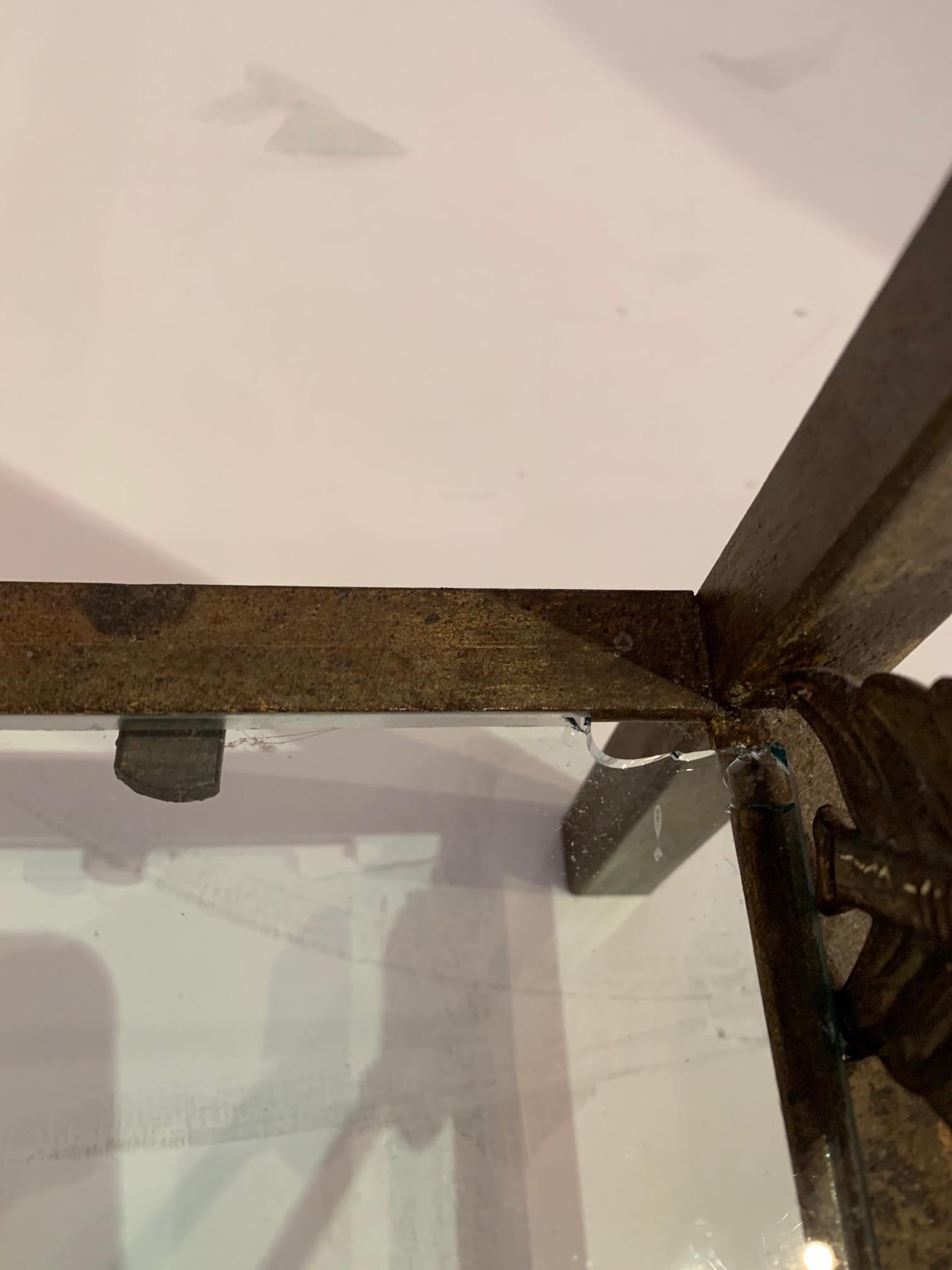 Métal Superbe table d'appoint en fer et verre de style néoclassique avec motif de flèche en vente