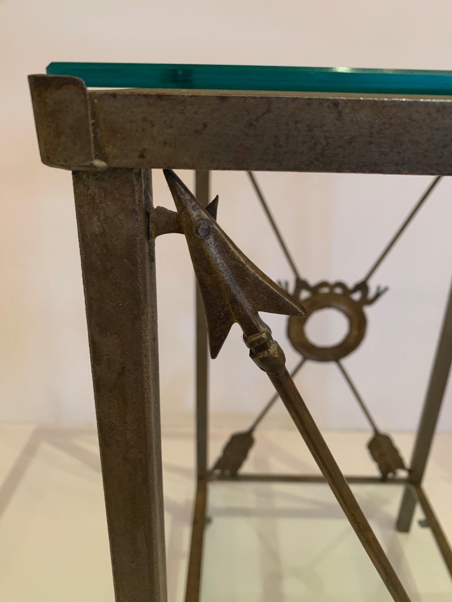 Superbe table d'appoint en fer et verre de style néoclassique avec motif de flèche en vente 1