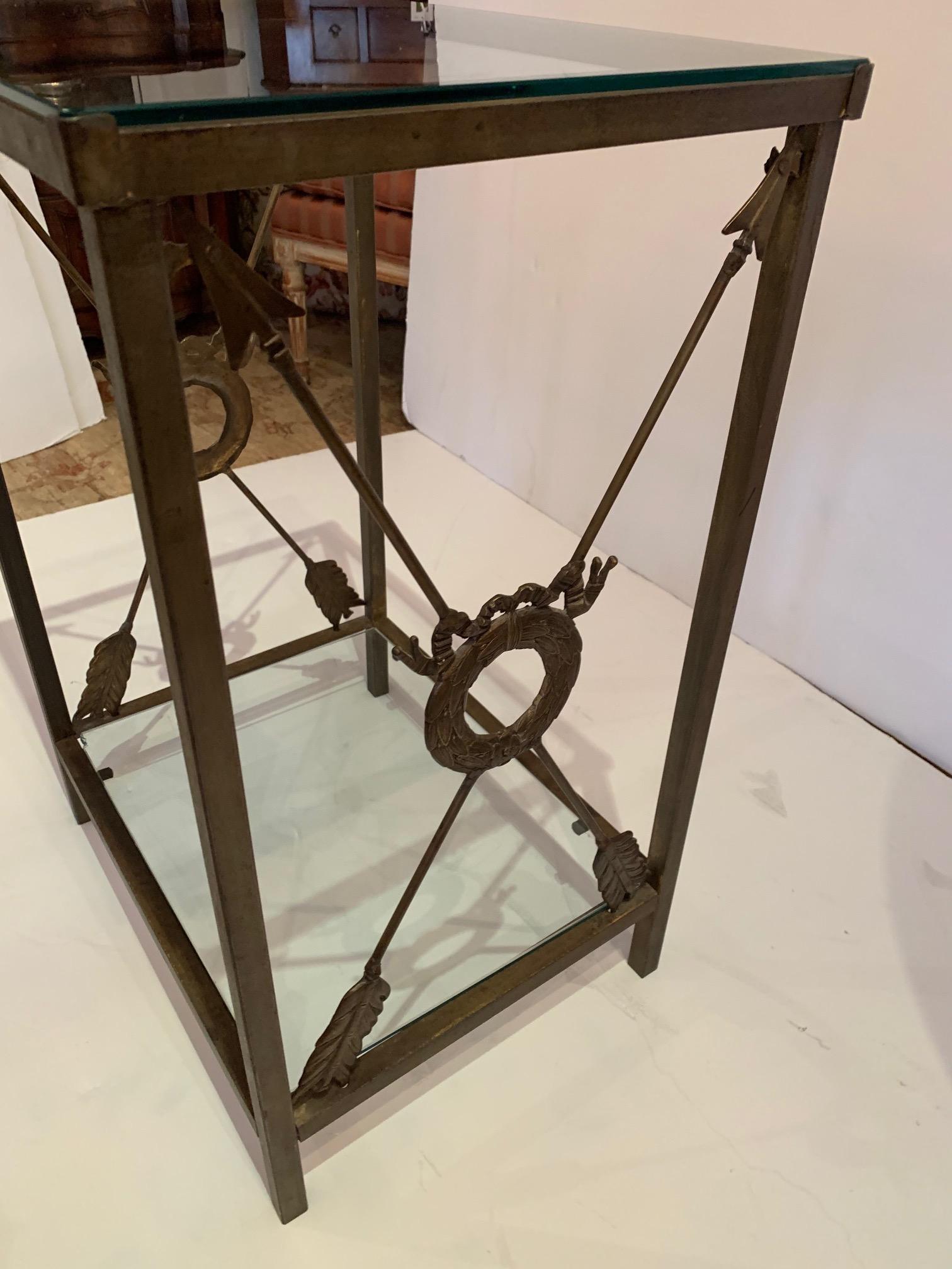 Superbe table d'appoint en fer et verre de style néoclassique avec motif de flèche en vente 2