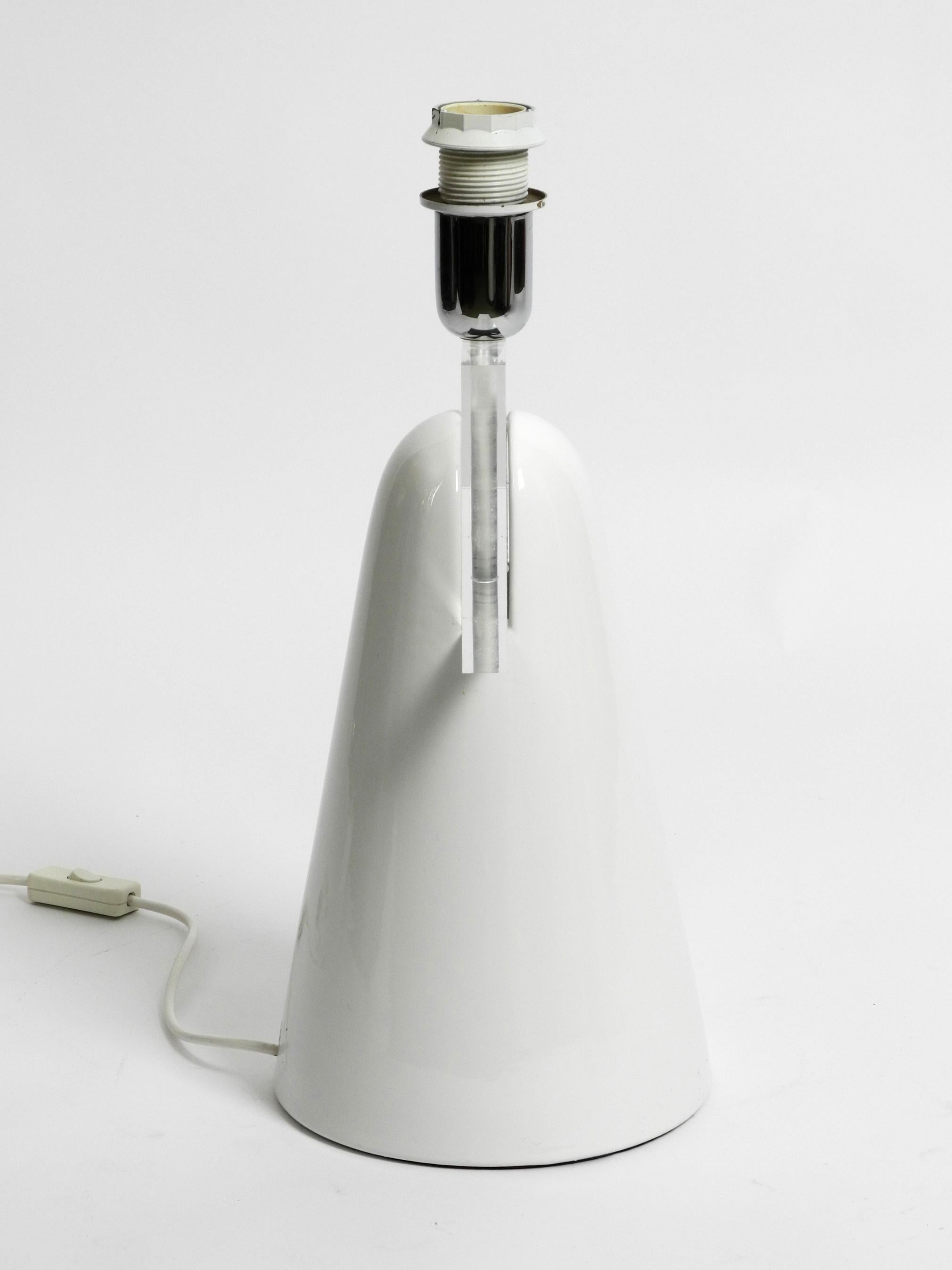 Very beautiful, large 1970s white high-glossy ceramic table lamp in Post Modern design. Made in Italy.
Minimalistic organic design. One plexiglass element is placed in the middle of the upper end.
Also an interesting decorative object without