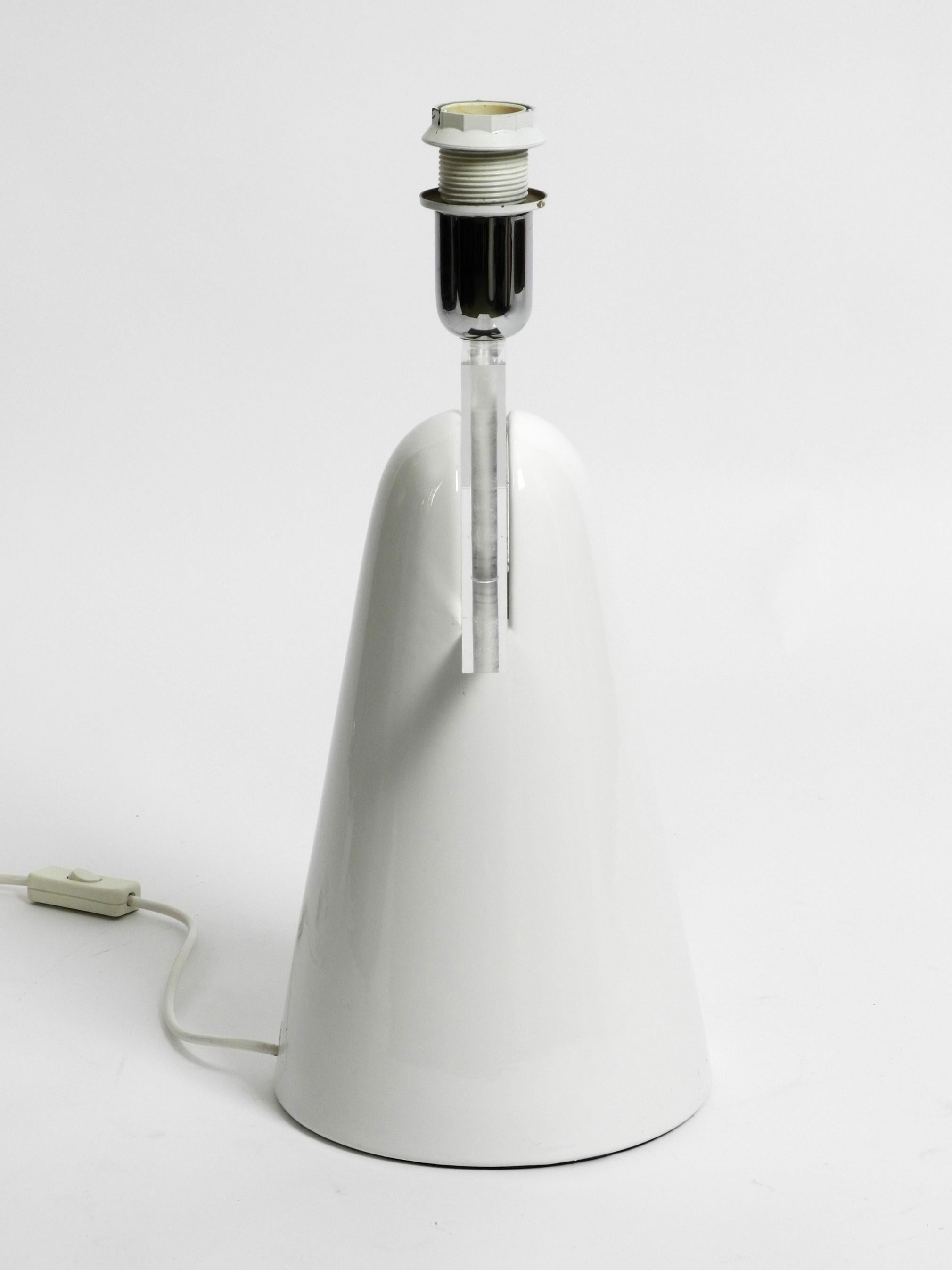 Bellissima, grande lampada da tavolo in ceramica bianca lucida degli anni '70 dal design Post Design. Prodotto in Italia.
Design organico e minimalista. Un elemento in plexiglass è posizionato al centro dell'estremità superiore.
È anche un