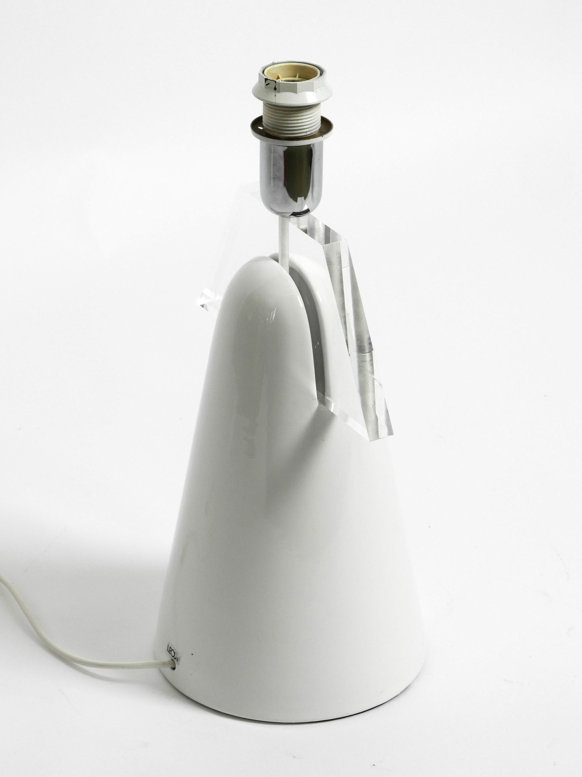 Italiano Stupenda lampada da tavolo italiana degli anni '70 in ceramica e plexiglass senza paralume in vendita