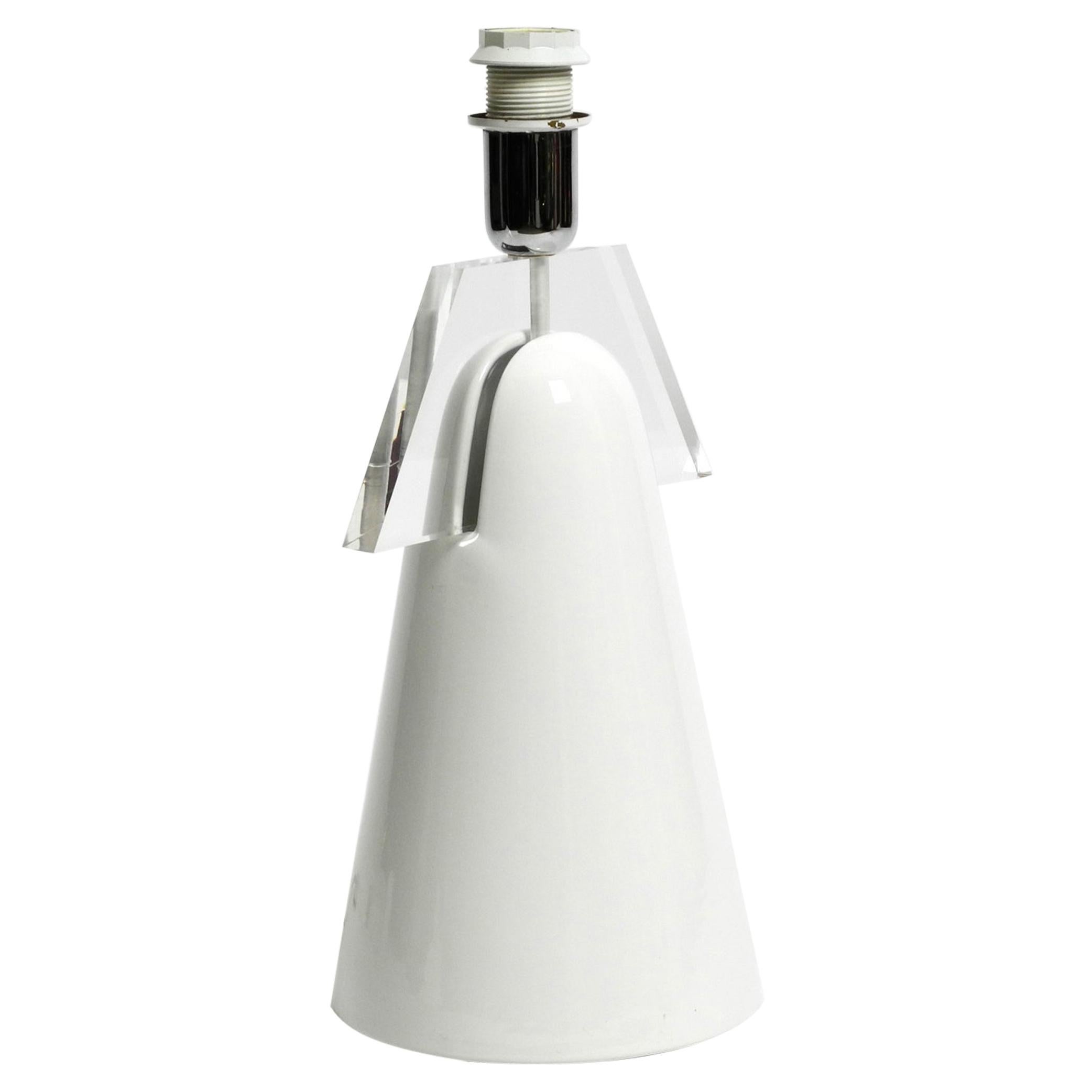 Stupenda lampada da tavolo italiana degli anni '70 in ceramica e plexiglass senza paralume in vendita