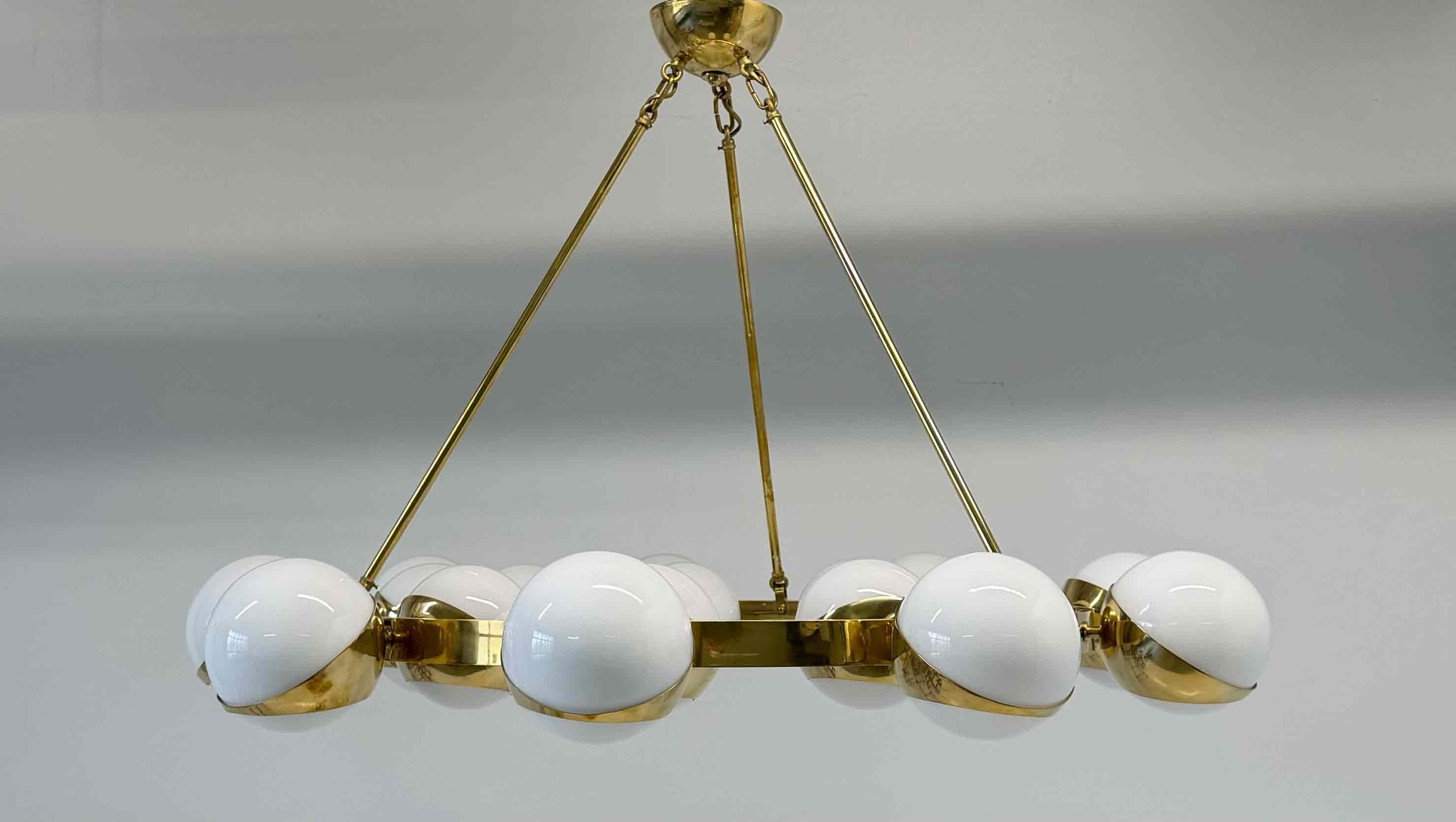 Art Déco Stupendo lampadario italiano in ottone con diciotto globi in vetro di Murano