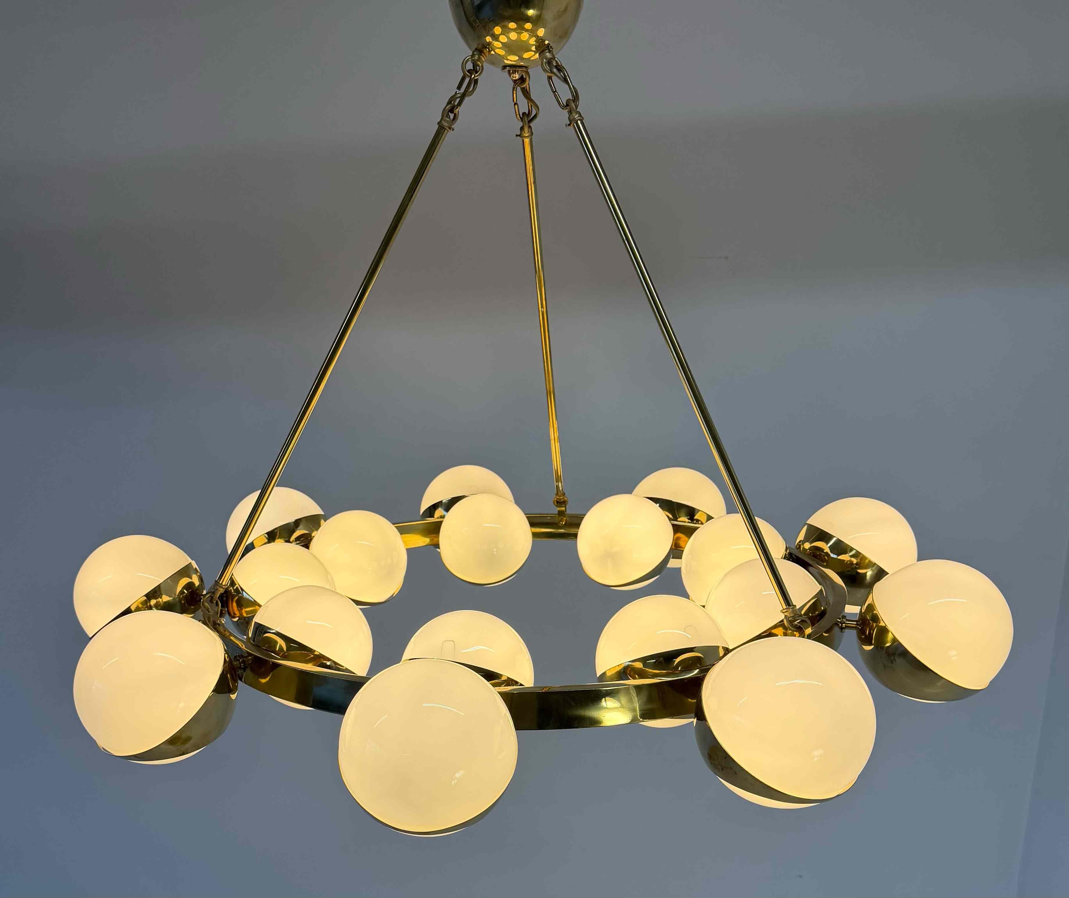 Italiano Stupendo lampadario italiano in ottone con diciotto globi in vetro di Murano