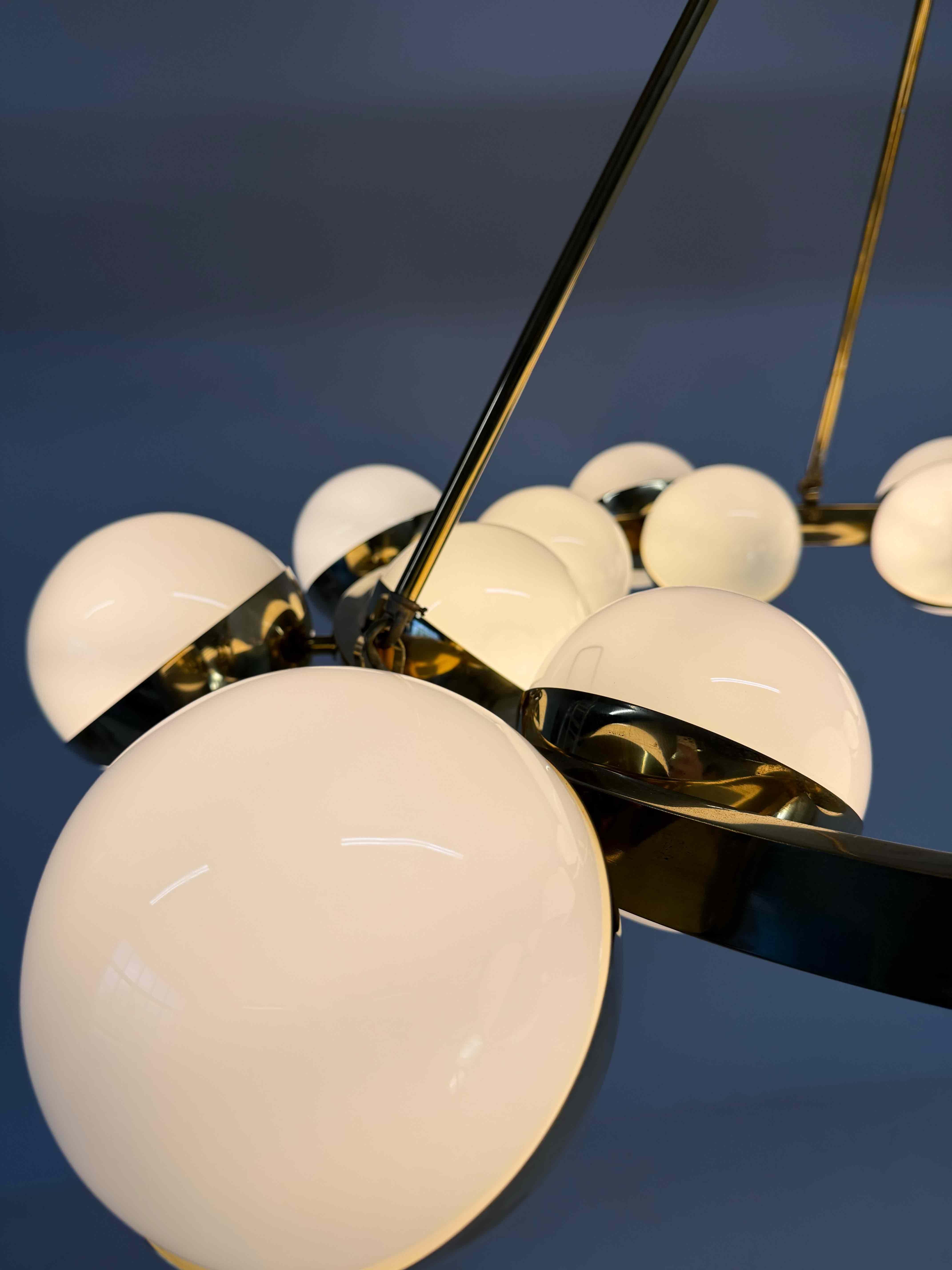 Stupendo lampadario italiano in ottone con diciotto globi in vetro di Murano In condizioni buone a Meda, MB