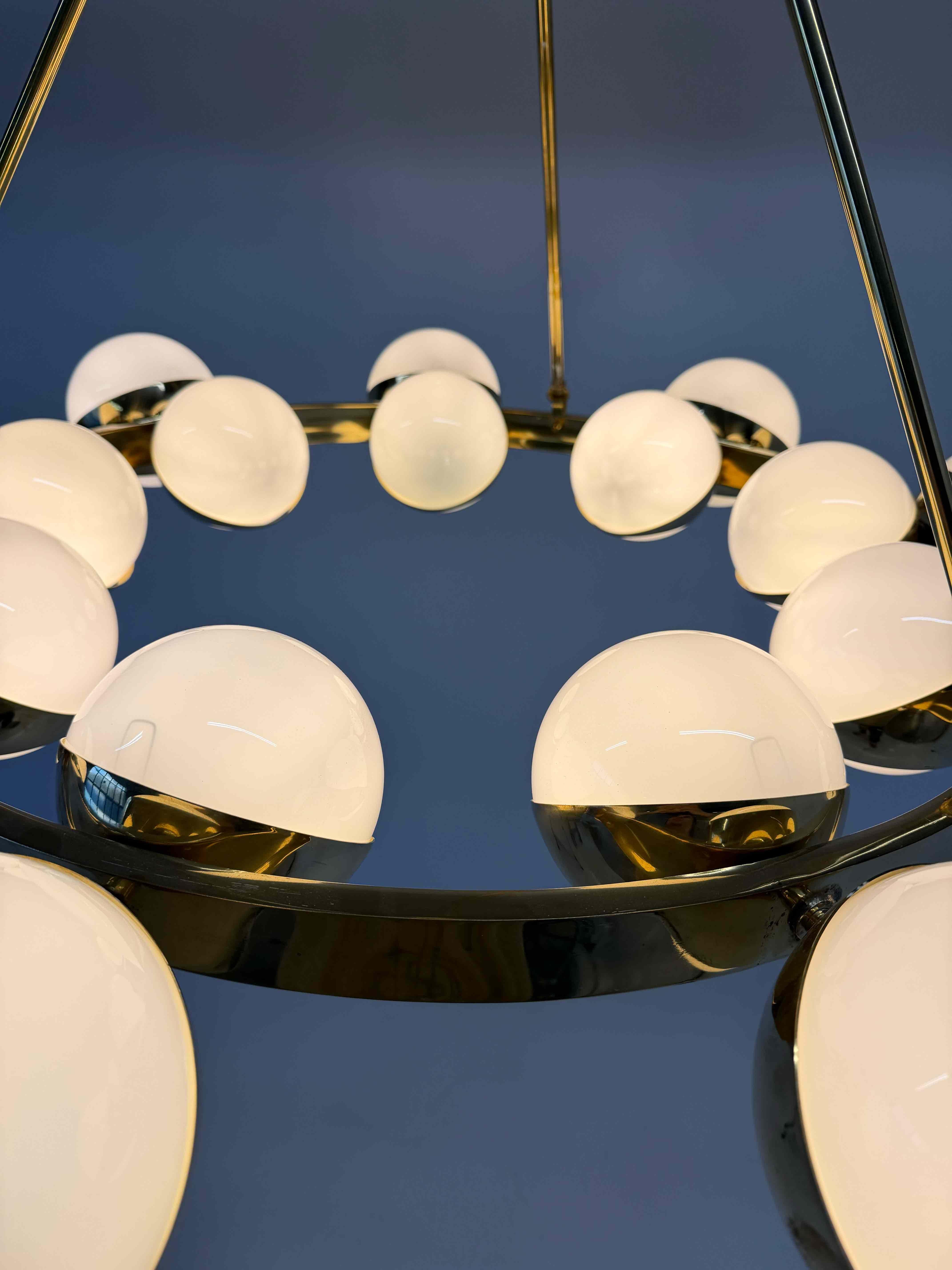 XXI secolo e contemporaneo Stupendo lampadario italiano in ottone con diciotto globi in vetro di Murano