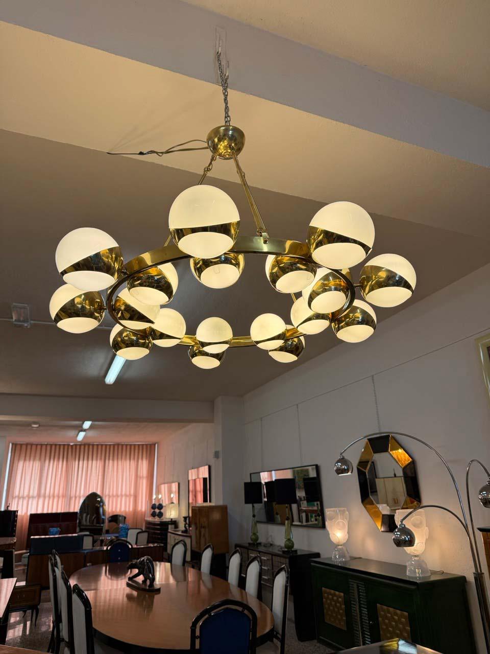 Vetro di Murano Stupendo lampadario italiano in ottone con diciotto globi in vetro di Murano