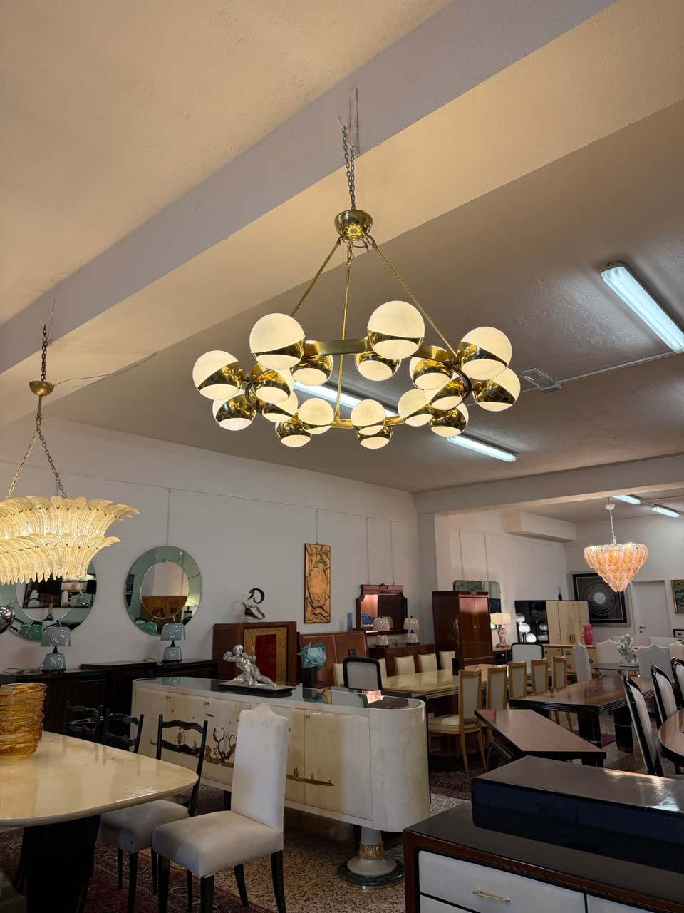 Stupendo lampadario italiano in ottone con diciotto globi in vetro di Murano 1