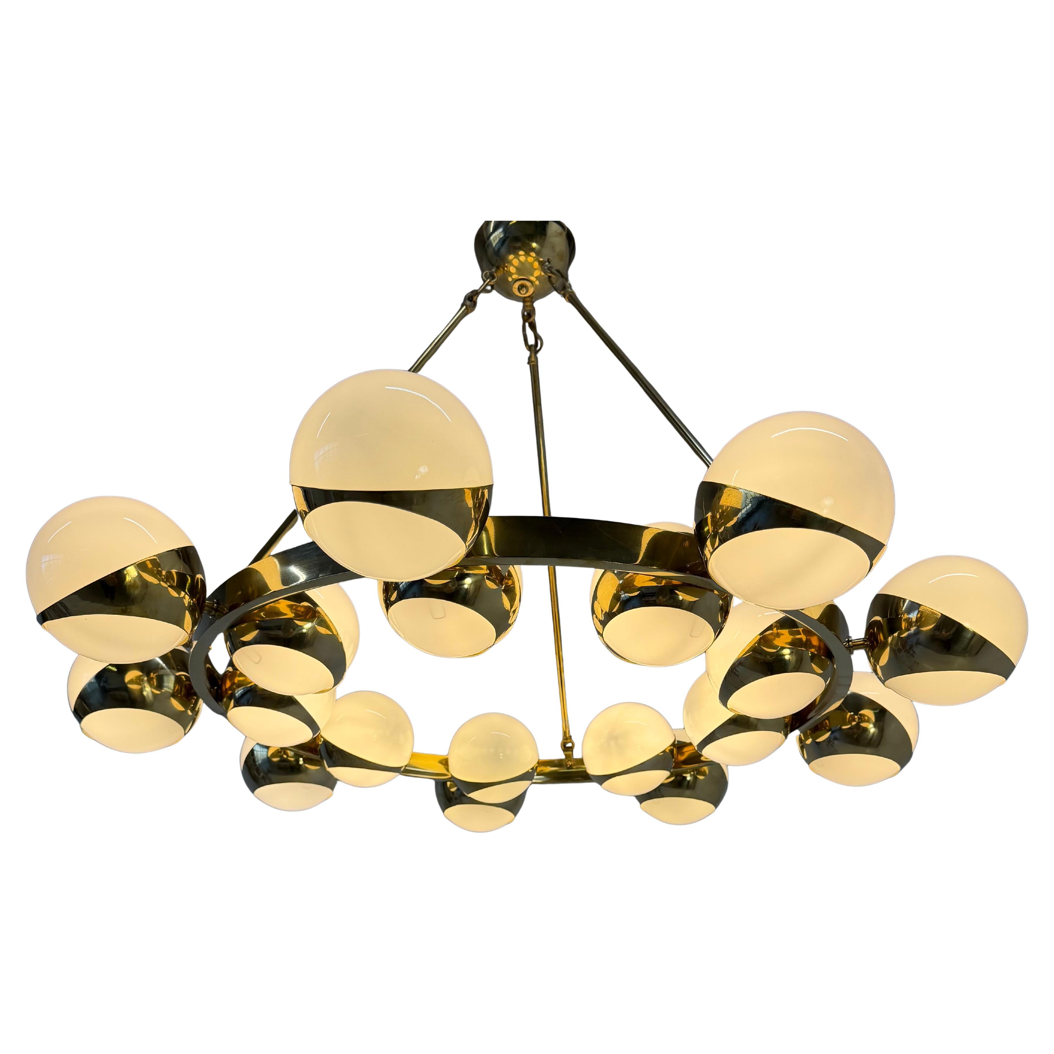 Superbe lustre italien en laiton avec dix-huit globes en verre de Murano