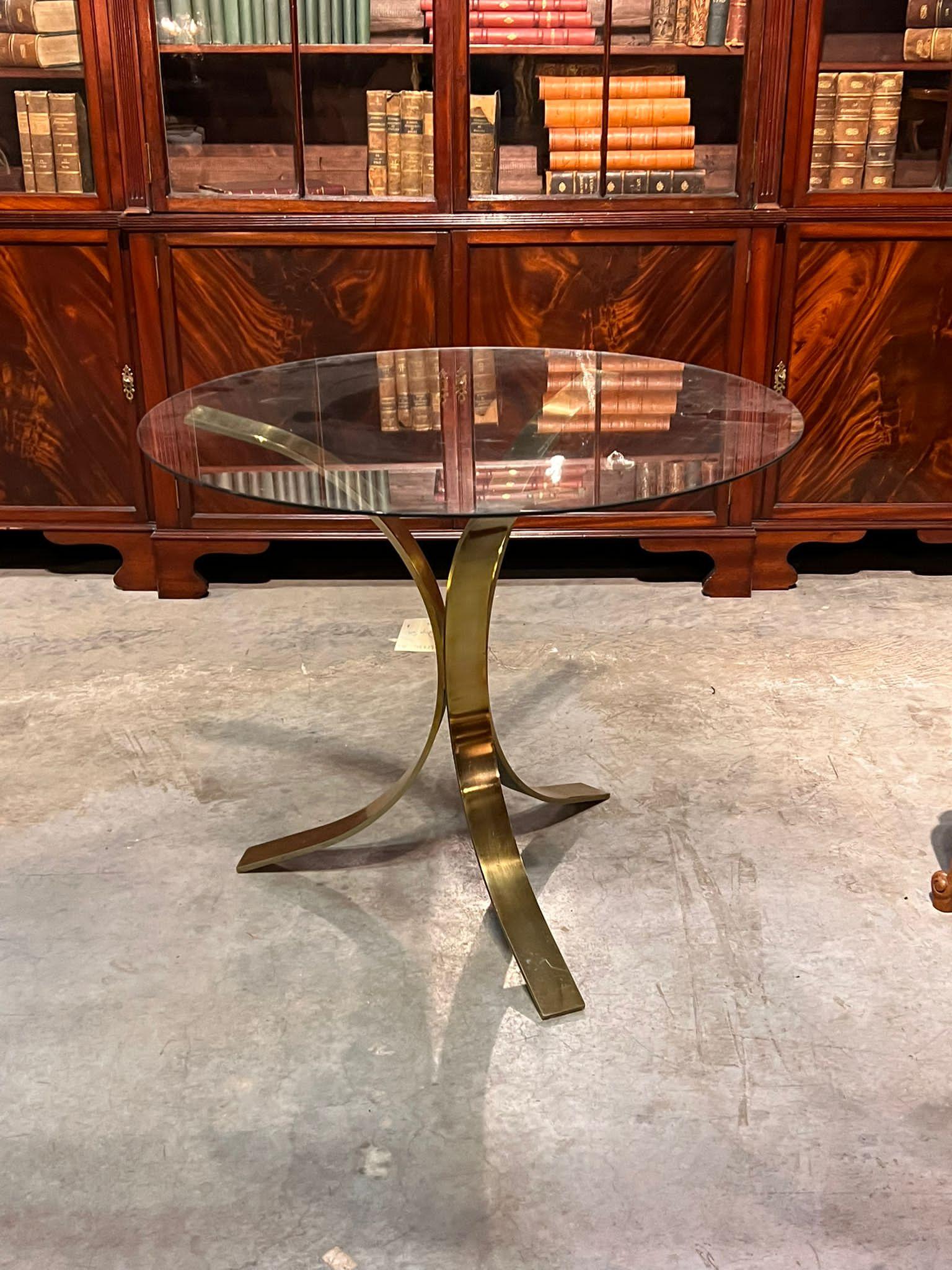 Une belle table ronde italienne en verre, de style Hollywood Regency, conçue par le célèbre designer italien Osvaldo Borsani (voir ci-dessous). La base de haute qualité est en laiton et le plateau circulaire original en verre est en excellent