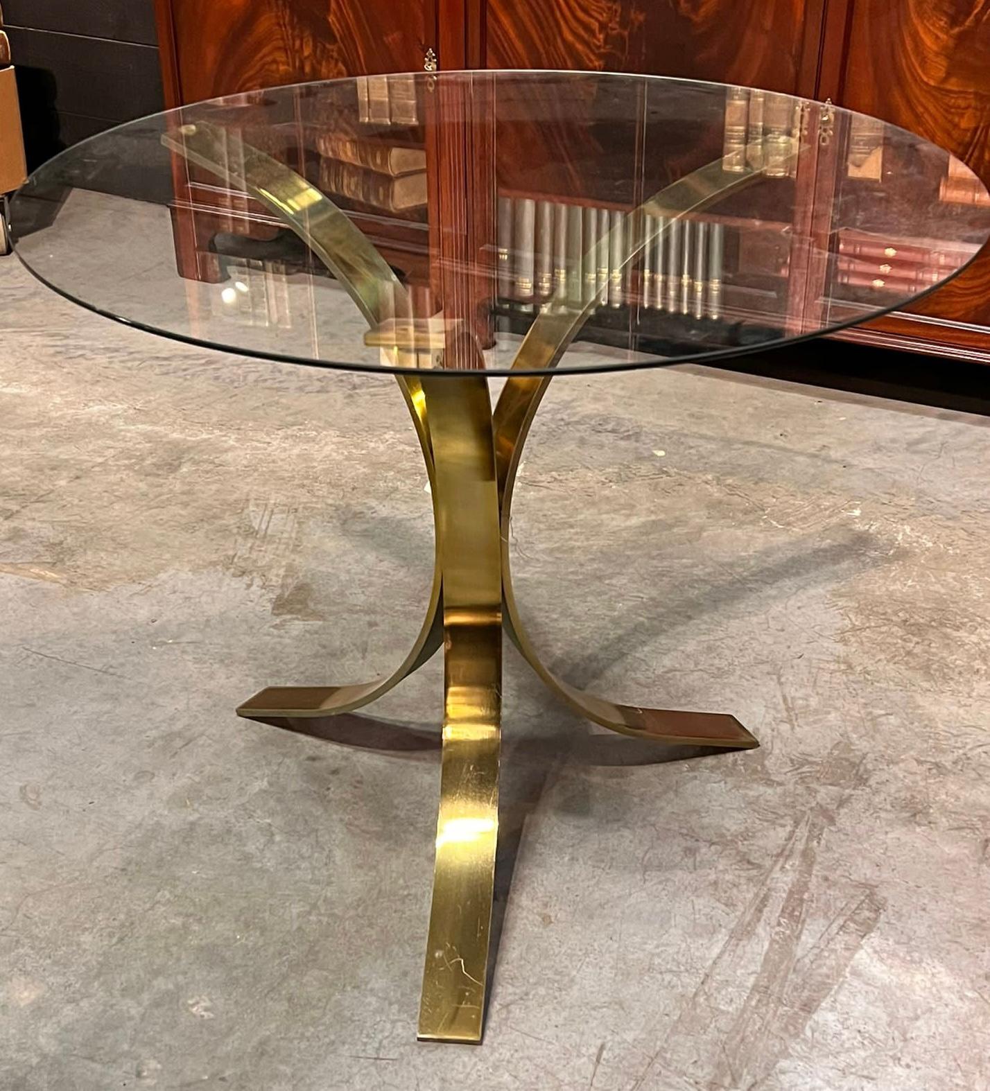 Laiton Superbe table italienne mi-siècle en laiton et verre d'Osvaldo Borsani en vente