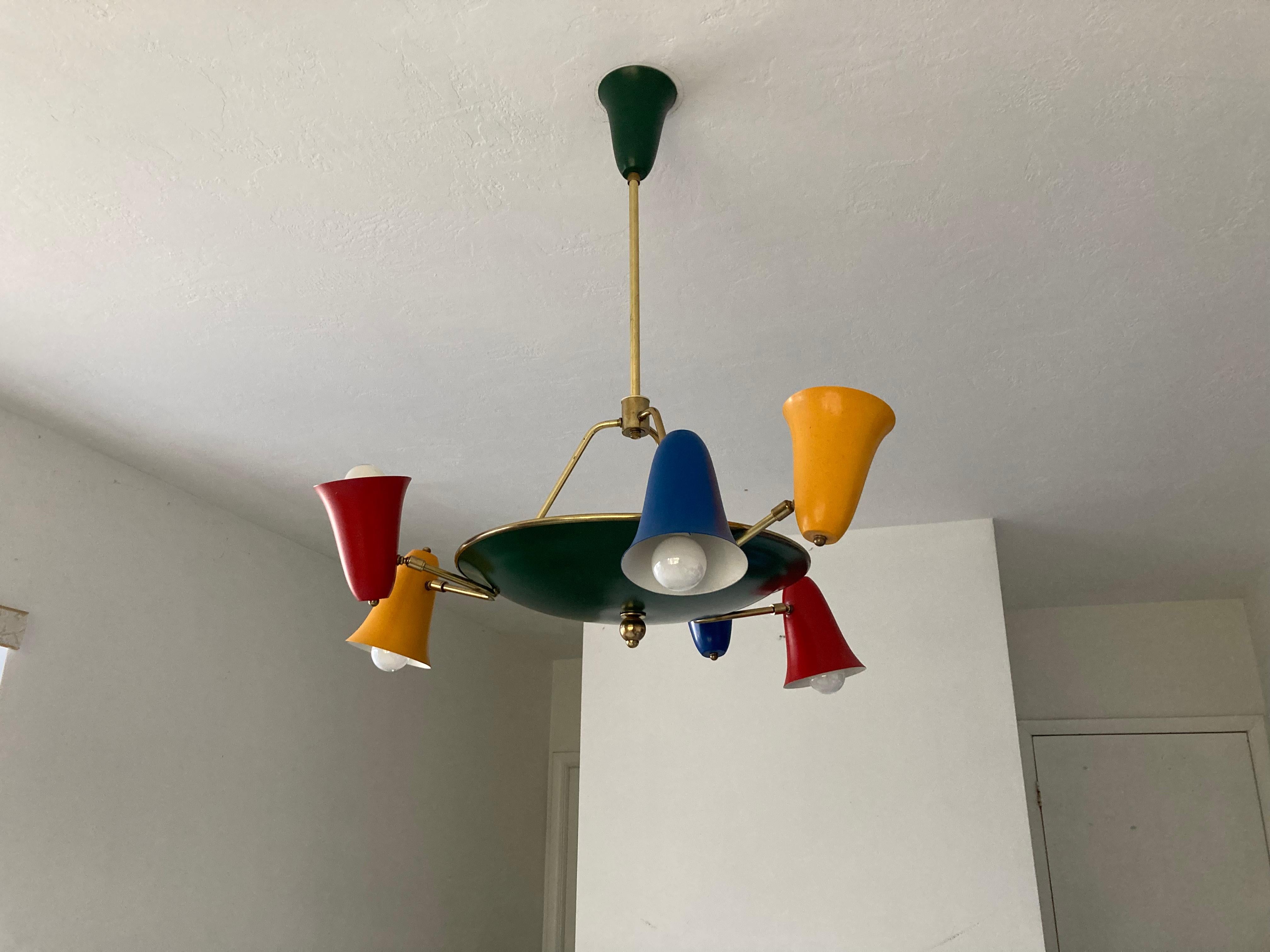 Seltener italienischer Kronleuchter aus den 1950er Jahren, sechs Lampenschirme, die sich um 360 Grad drehen lassen. Ausführung in Messing, rot, grün, gelb und blau. Der Kronleuchter hat einen Durchmesser von 30