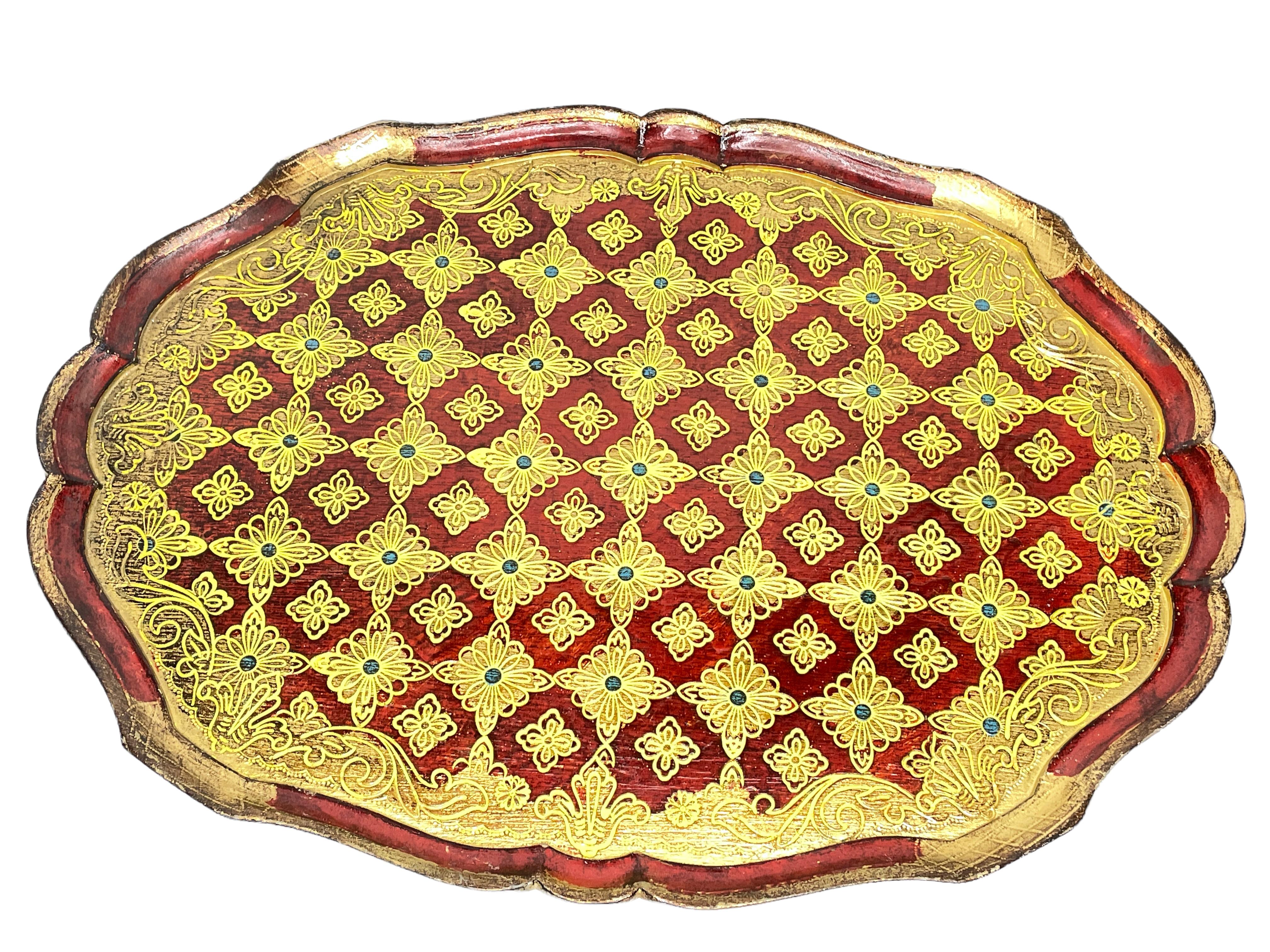 Se ofrece una impresionante bandeja de madera dorada italiana de los años 1960. Pequeñas pérdidas de pátina y pintura dan a esta pieza un toque de clase. Un bonito complemento para cualquier mesa o habitación.