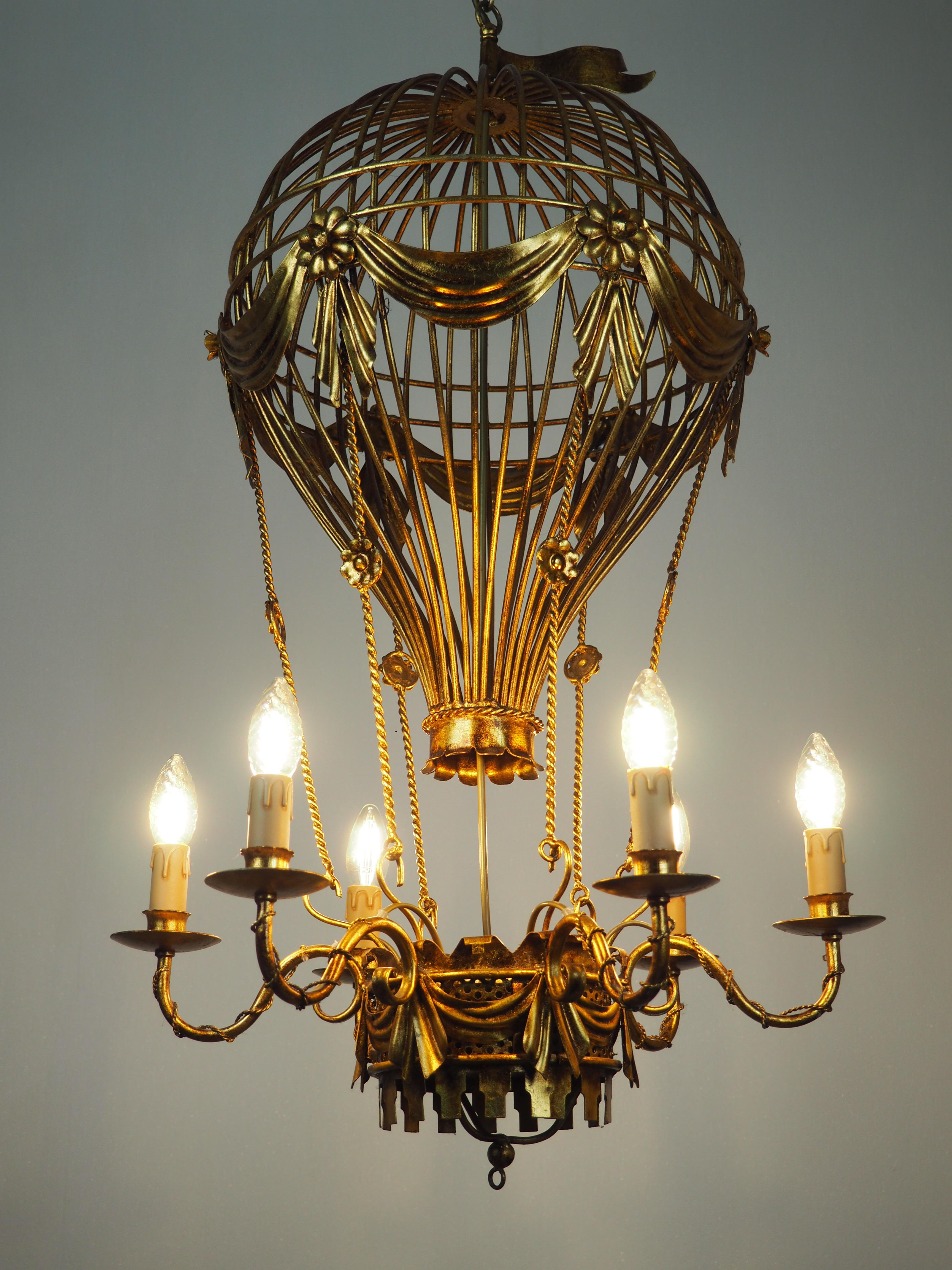 A wonderful gilt hot air balloon chandelier, Italy, circa 1970s.
Socket: 6 x e14 (Edison) for standard screw bulbs.
The condition is excellent.

 