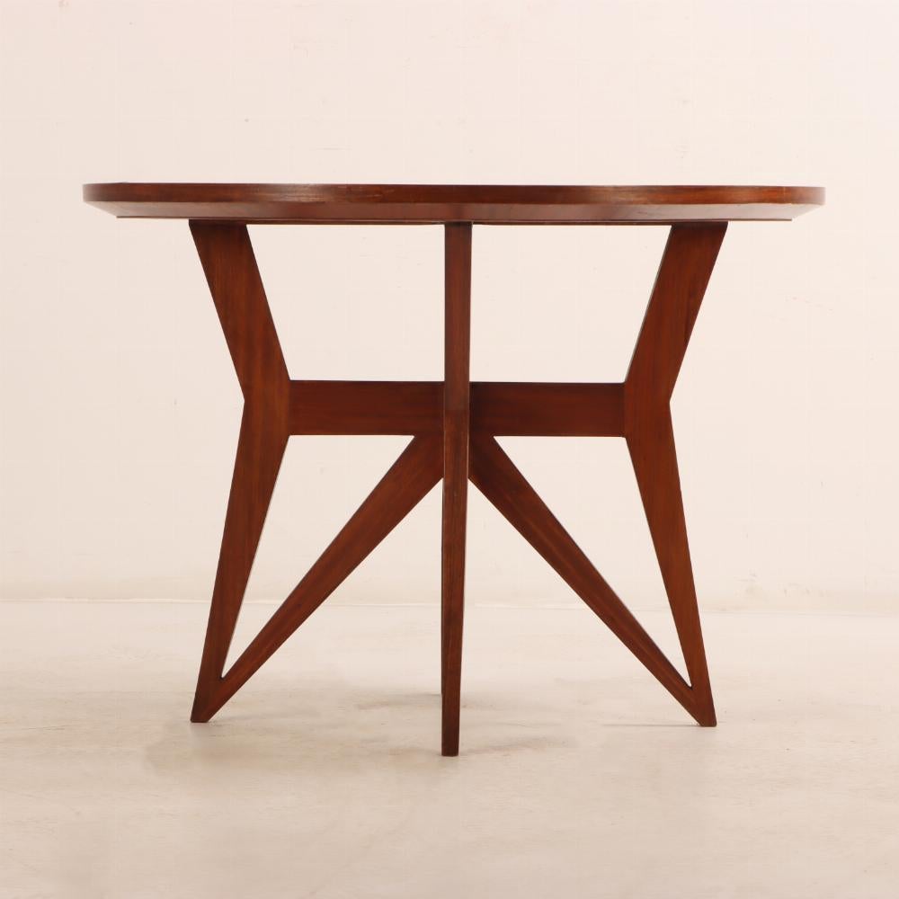 Mid-Century moderno Stupendo tavolo da centro italiano in mogano alla maniera di Ico Parisi, C.C. 1950.