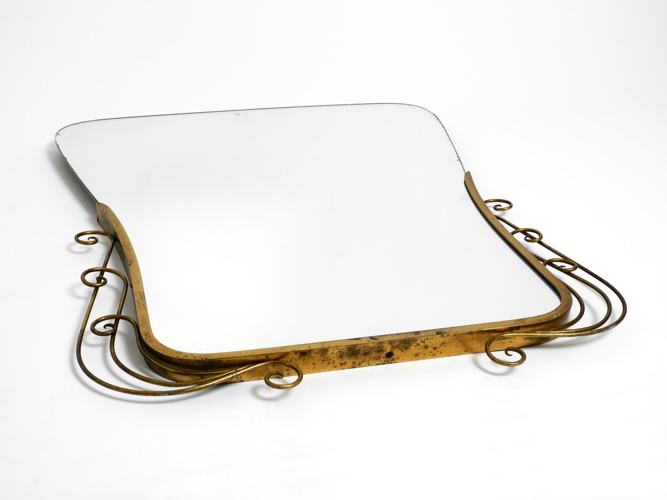 Stunning Italian Mid Century Wall Mirror with an Ornate Brass Frame In Good Condition In München, DE