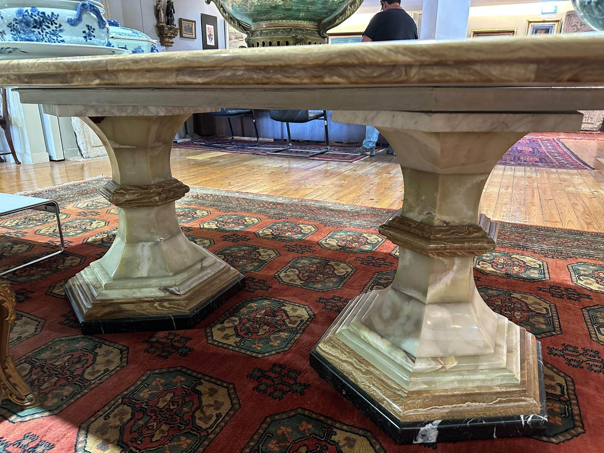 STUPENDO TAVOLO DA SALA OVALE ITALIANO DEL XX SECOLO

in marmo nero, agata e legno fossile, con intarsi in argento,
Poggia su due colonne realizzate con diverse pietre.
Segni d'uso.
Dimensioni: 75 x 232 x 116 cm

Nota: non ci sono parole per