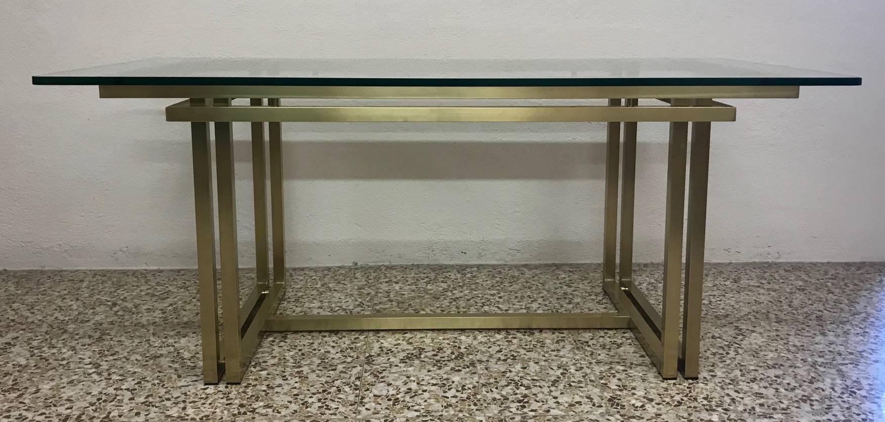 This table was produced in Italy in the 1970s.
The base is entirely made of brass and on the top there is the original glass, which is 2 cm wide.


