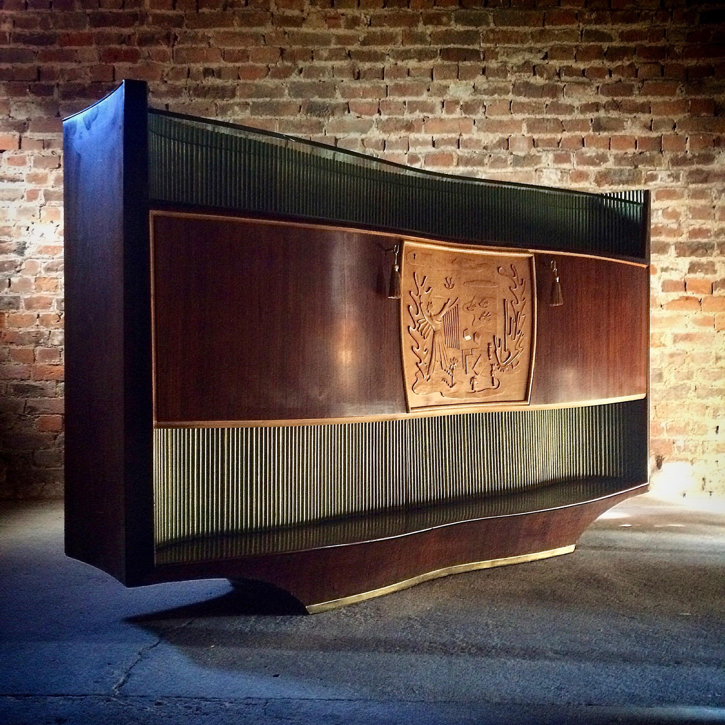 A quality midcentury Italian rosewood and maple credenza, manufactured by the Italian artist Vittorio Dassi, circa 1950s, the serpentine front with a wavy green glass shelf with a reeded green and gilded gold back panel over the central cupboard