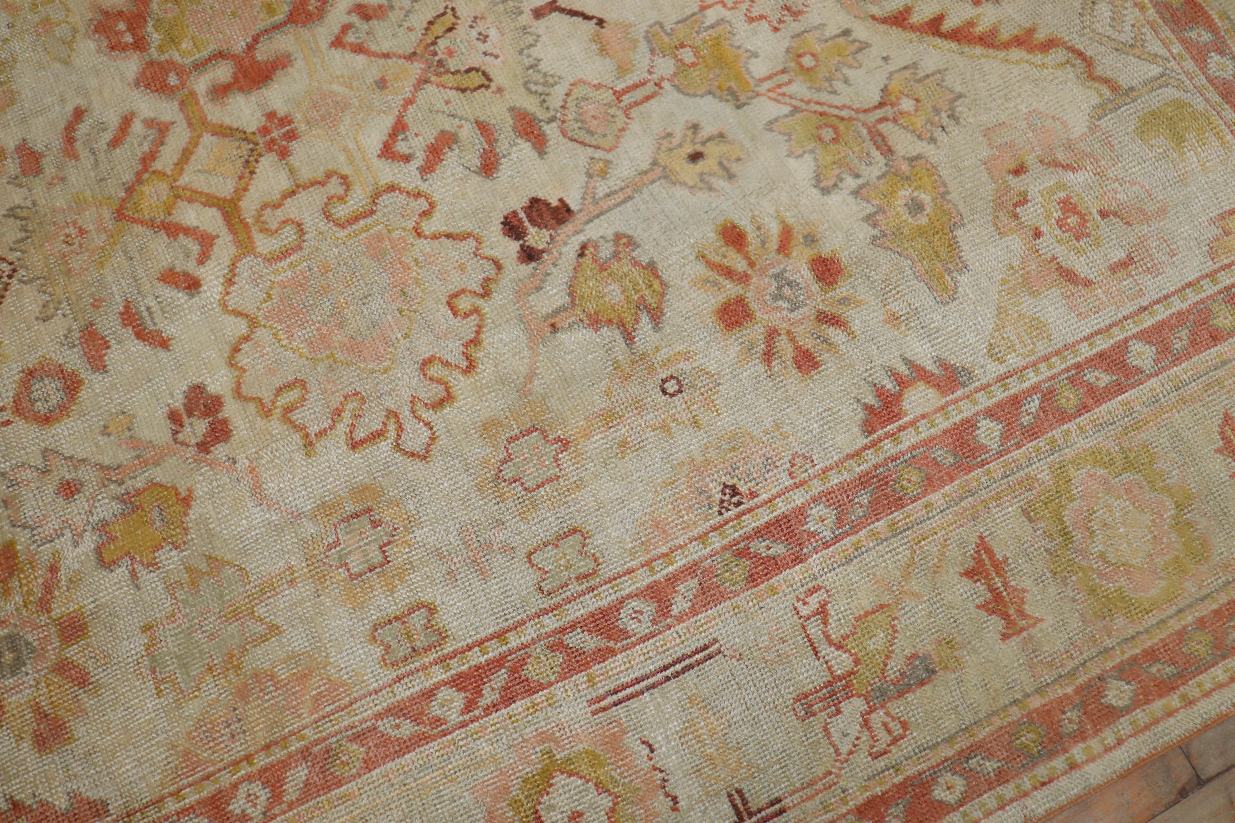 Superbe tapis turc ancien d'Oushak à fond ivoire de taille standard Bon état - En vente à New York, NY