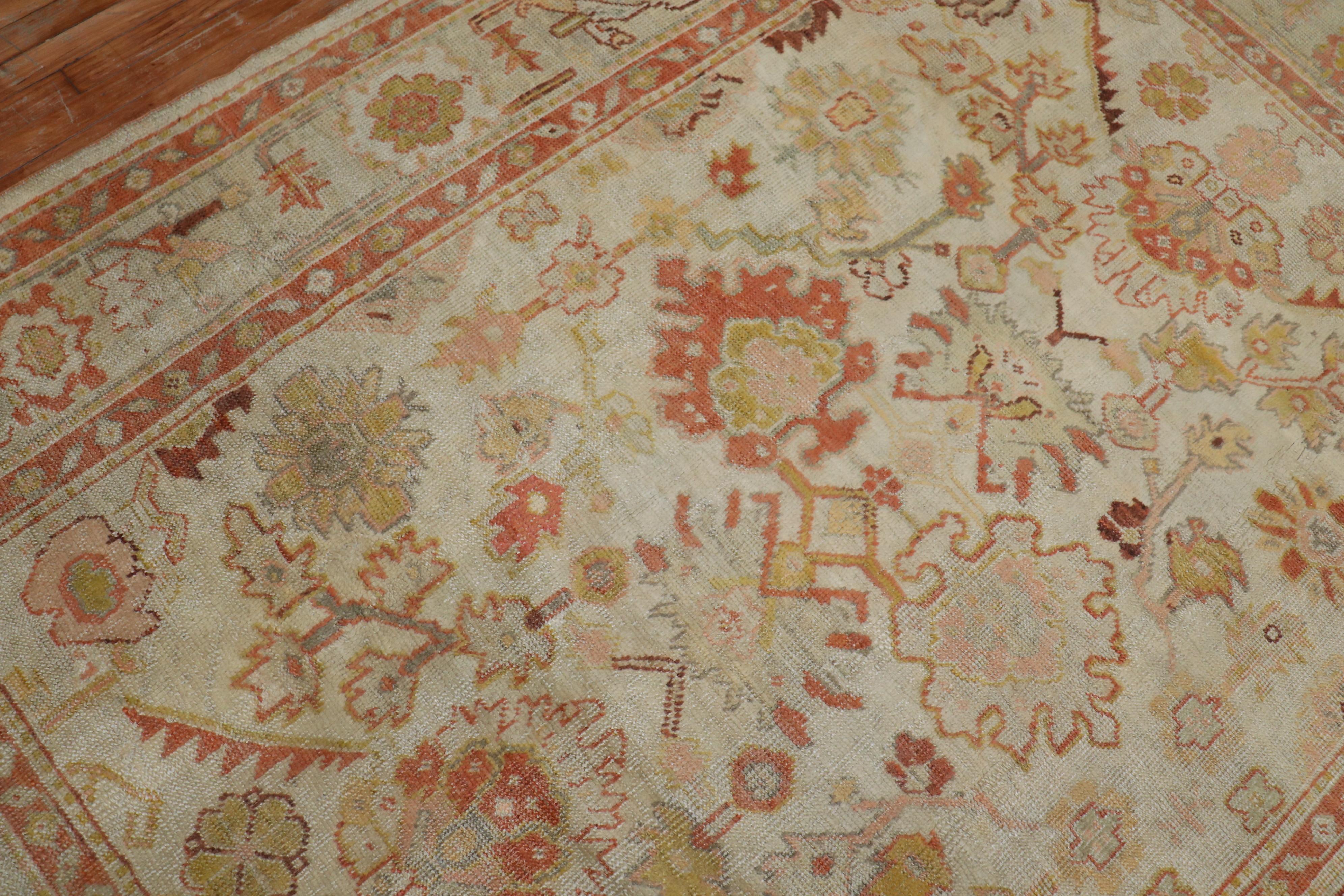 Superbe tapis turc ancien d'Oushak à fond ivoire de taille standard en vente 1