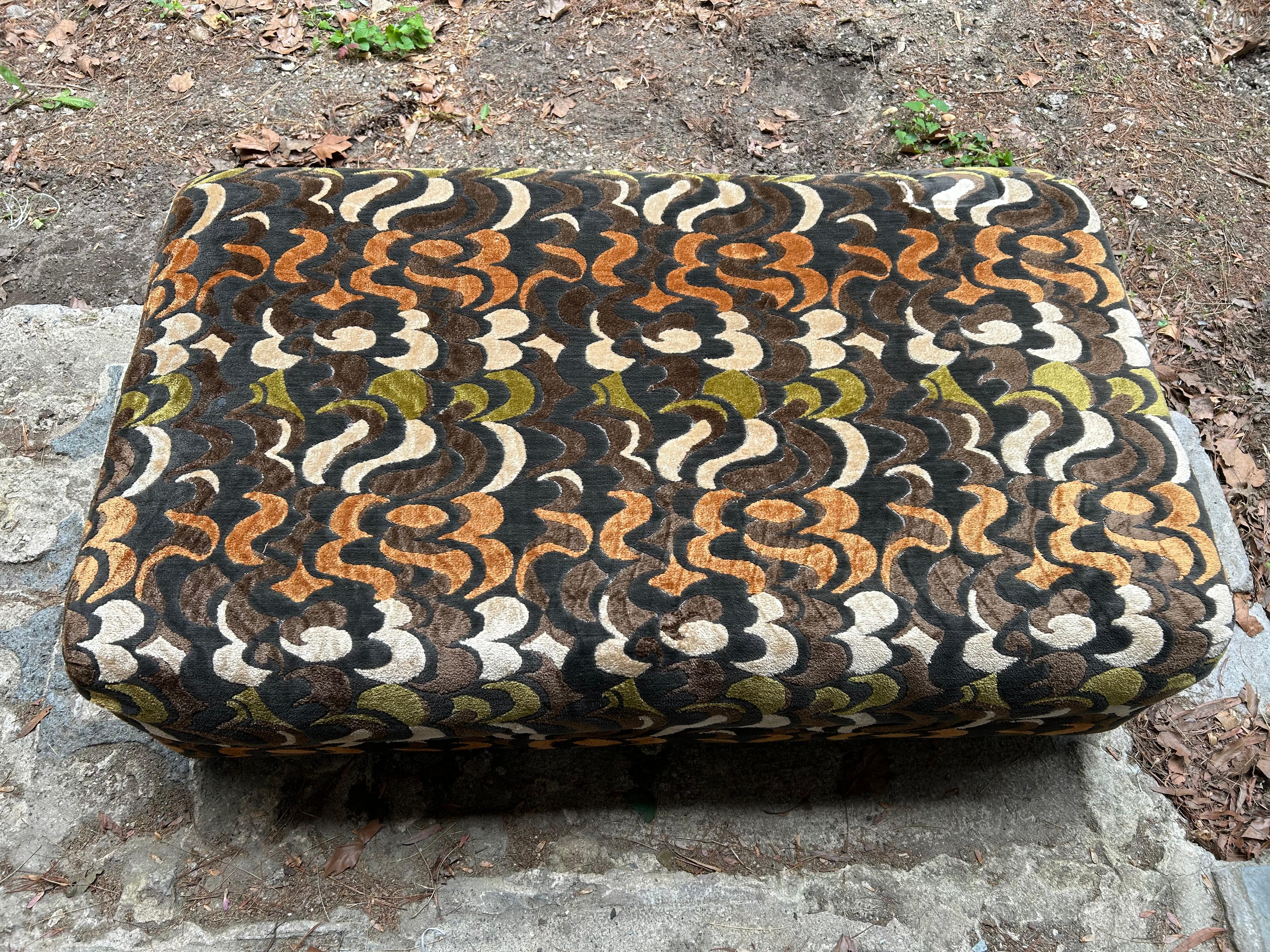 Superbe ottoman de style Jack Lenor Larsen réalisé par Selig.  Nous adorons ce magnifique tissu en velours coupé de style Condit, encore en bon état vintage.  Cette pièce mesure 14 