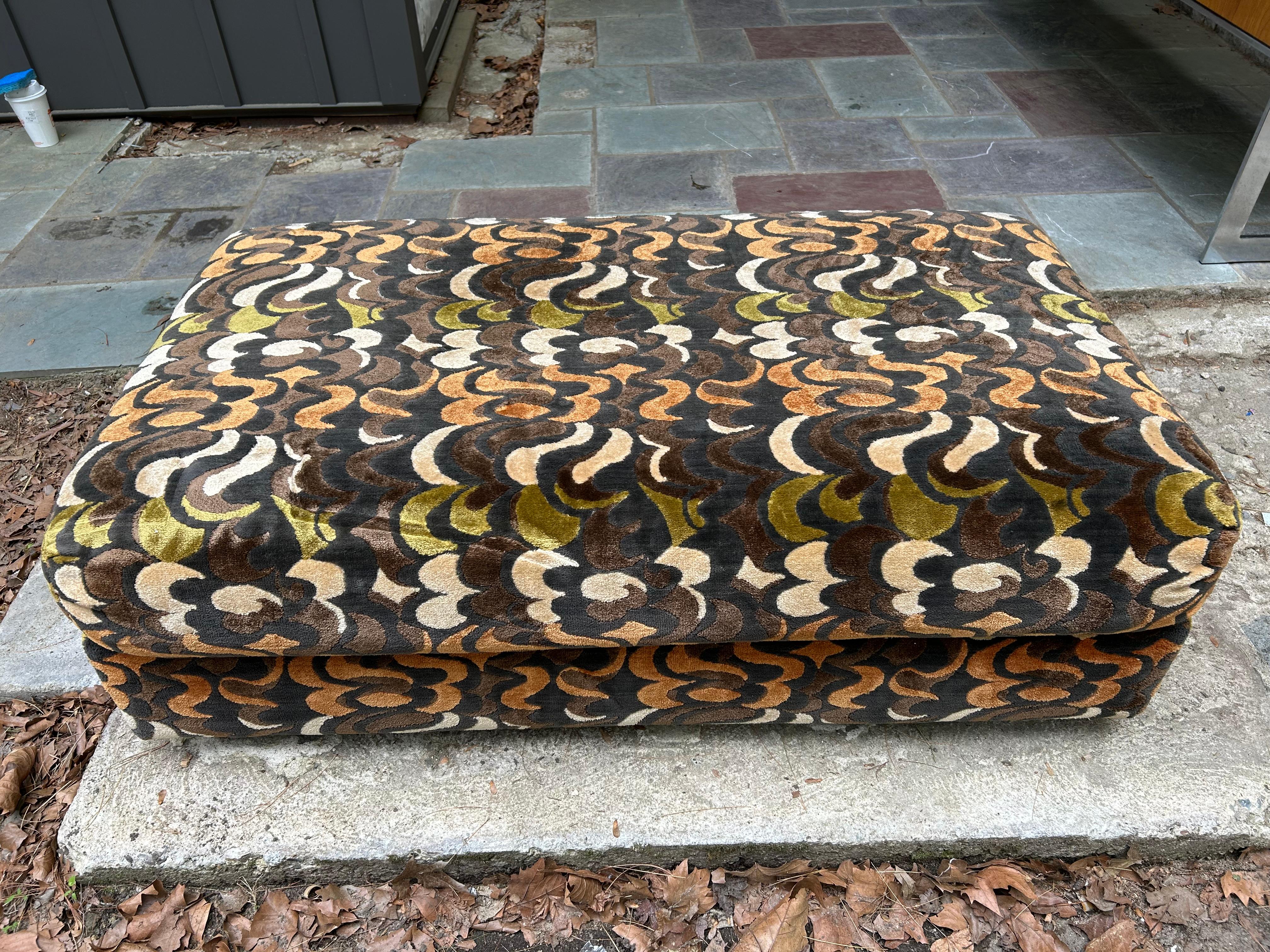 Américain Superbe pouf de style Jack Lenor Larsen mi-siècle moderne en vente