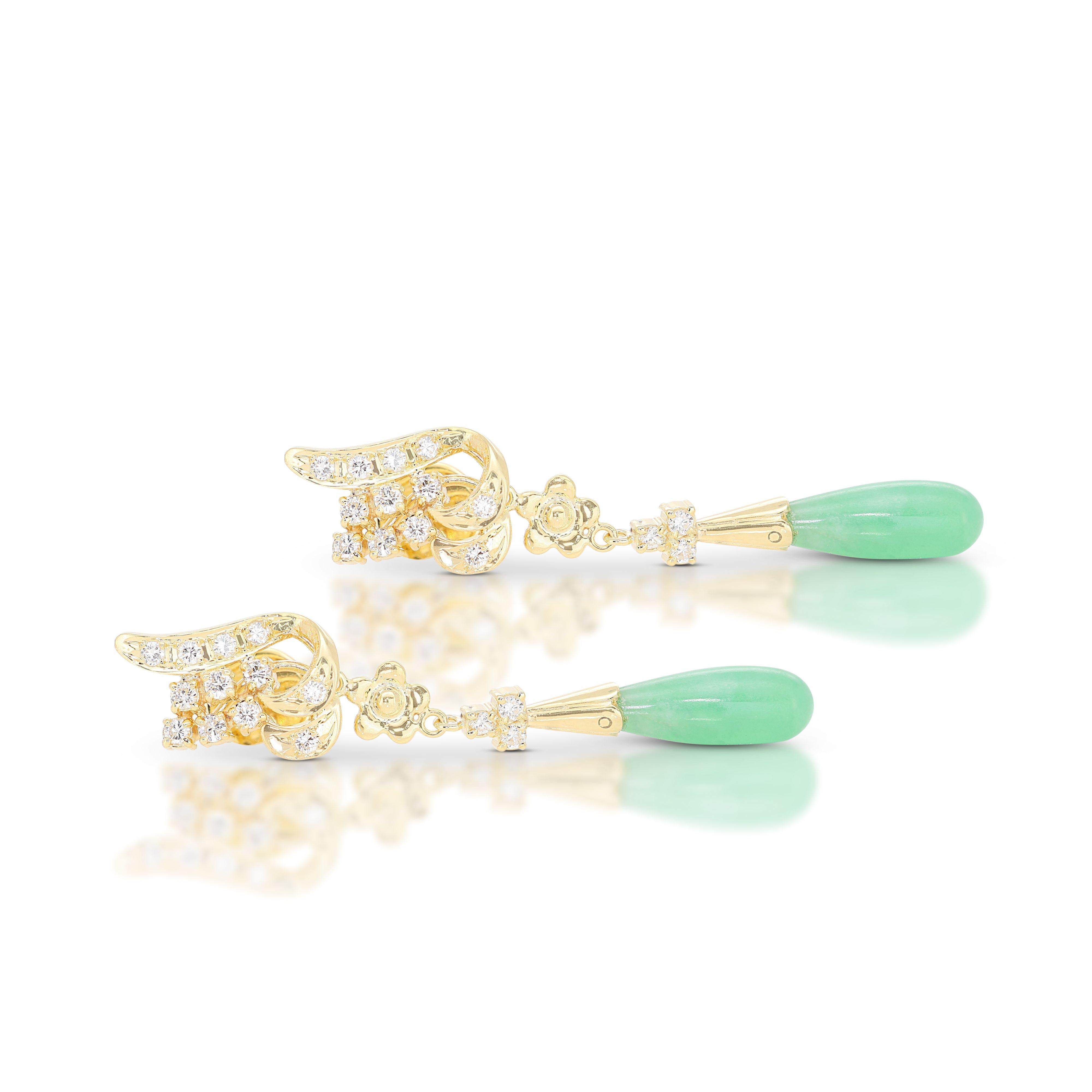 Stunning Jade and Diamond Drop Earrings in 14K Yellow Gold In New Condition For Sale In רמת גן, IL